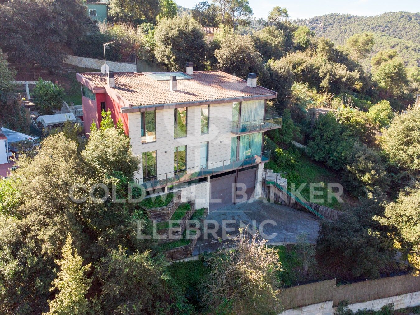Maison merveilleuse, super lumineuse avec un jardin dans un environnement privilégié