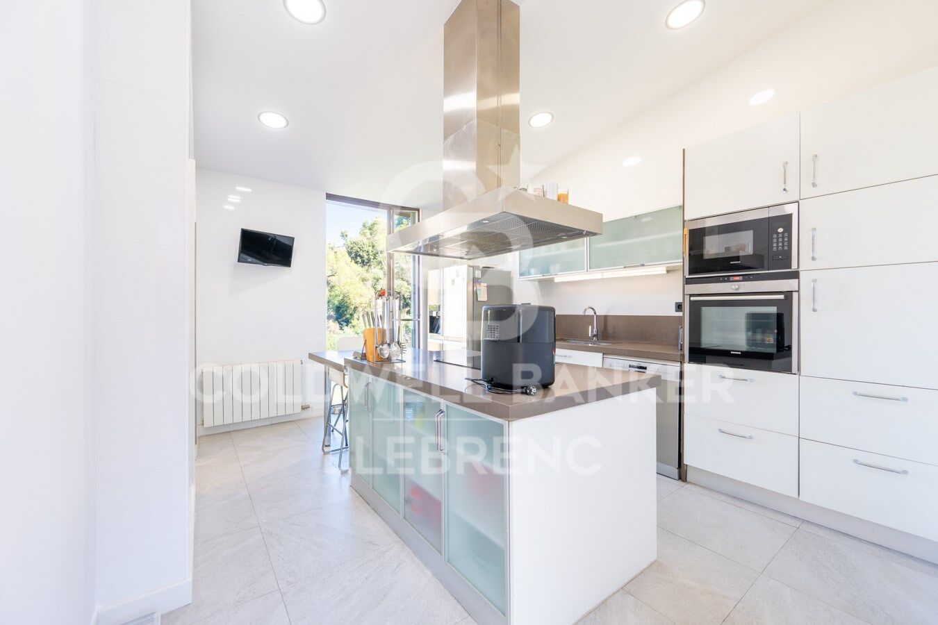 Maison merveilleuse, super lumineuse avec un jardin dans un environnement privilégié