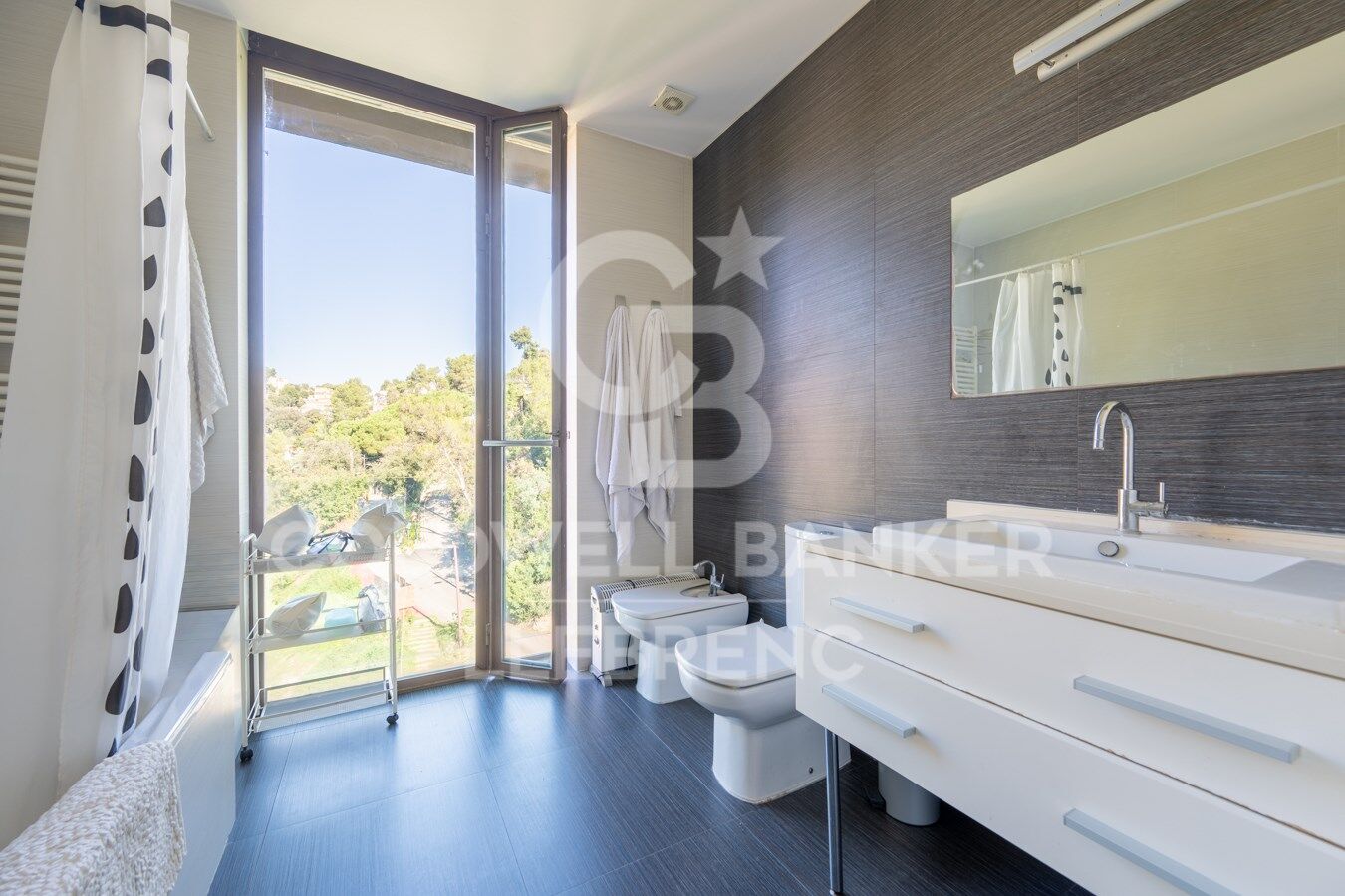 Maison merveilleuse, super lumineuse avec un jardin dans un environnement privilégié