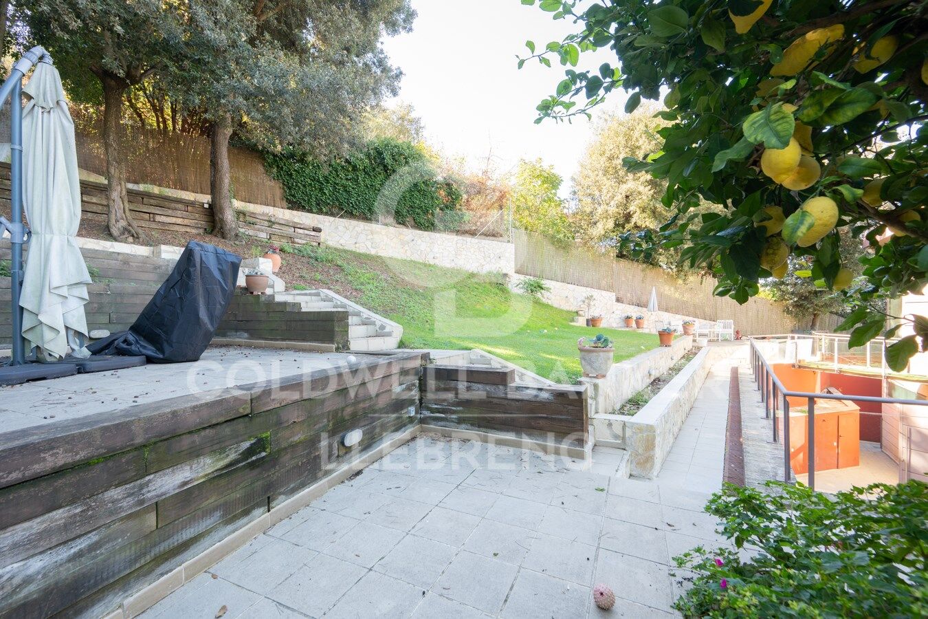 Maison merveilleuse, super lumineuse avec un jardin dans un environnement privilégié