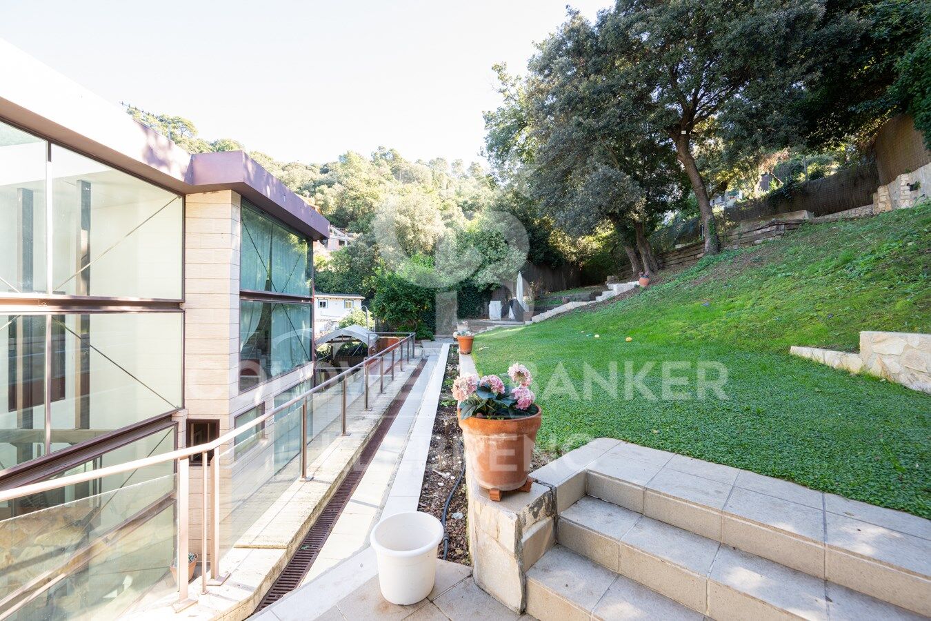 Maison merveilleuse, super lumineuse avec un jardin dans un environnement privilégié