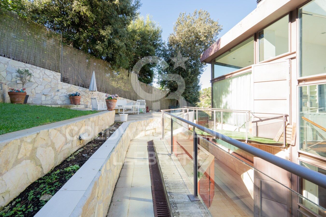 Maison merveilleuse, super lumineuse avec un jardin dans un environnement privilégié