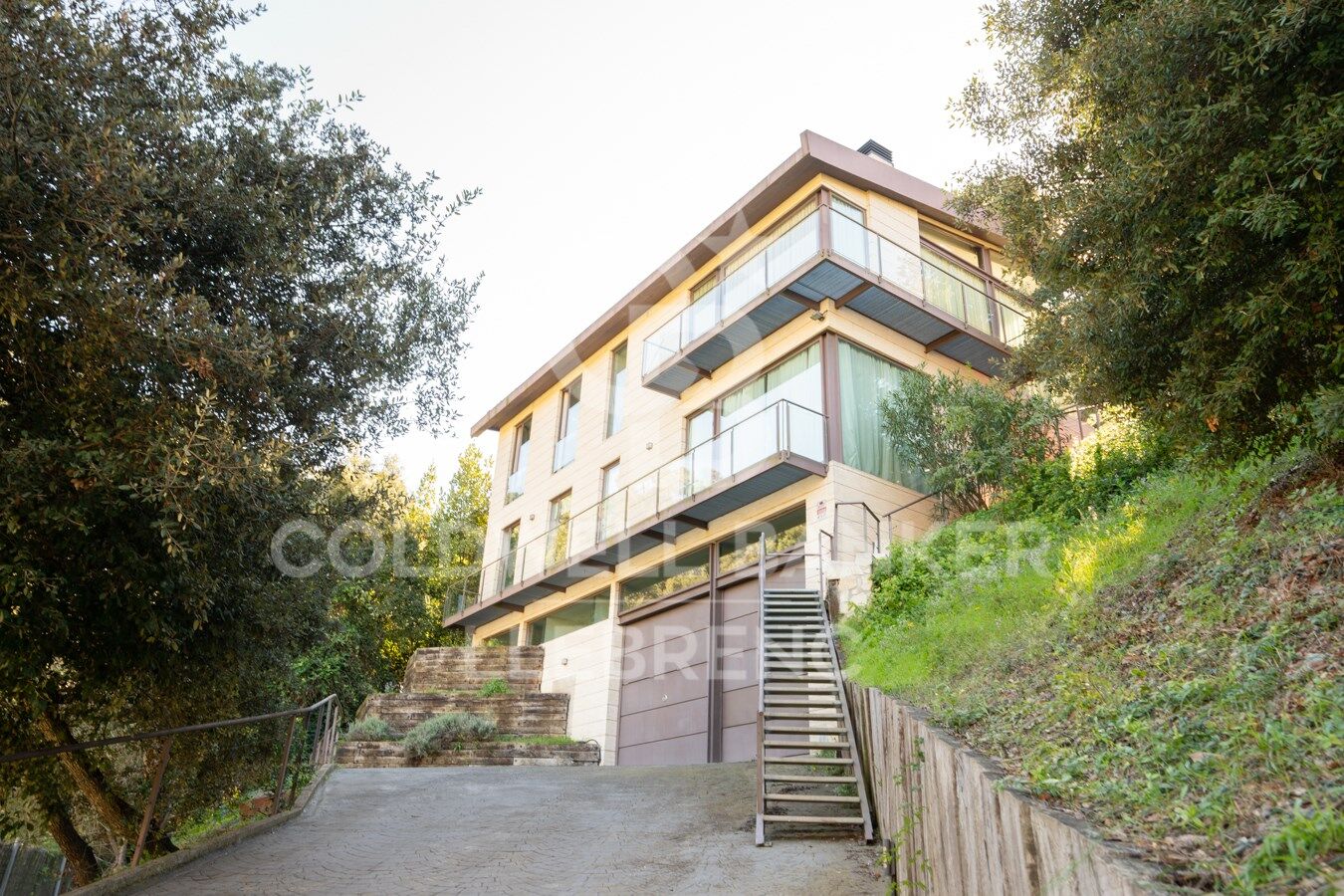 Maison merveilleuse, super lumineuse avec un jardin dans un environnement privilégié