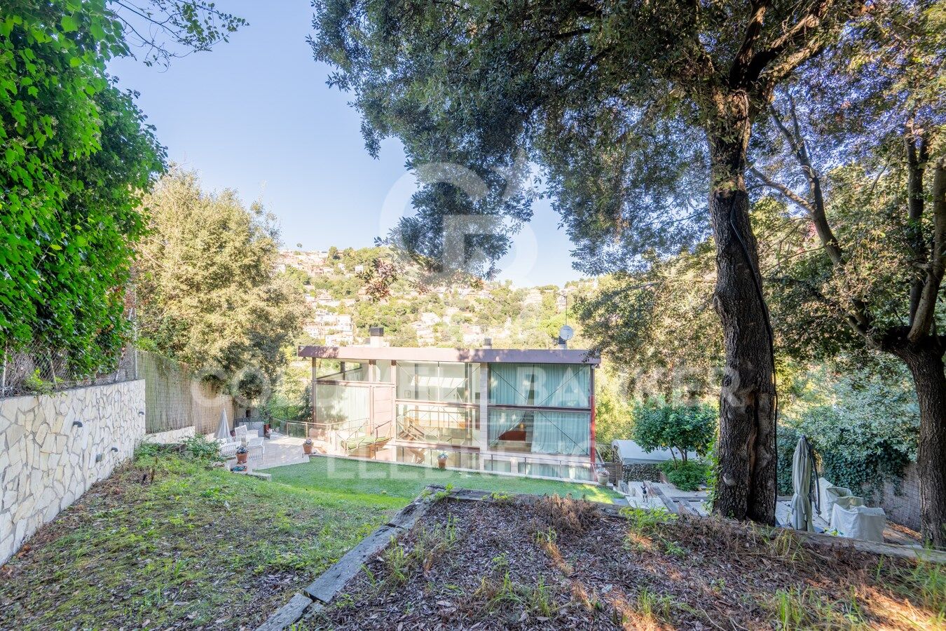 Maison merveilleuse, super lumineuse avec un jardin dans un environnement privilégié