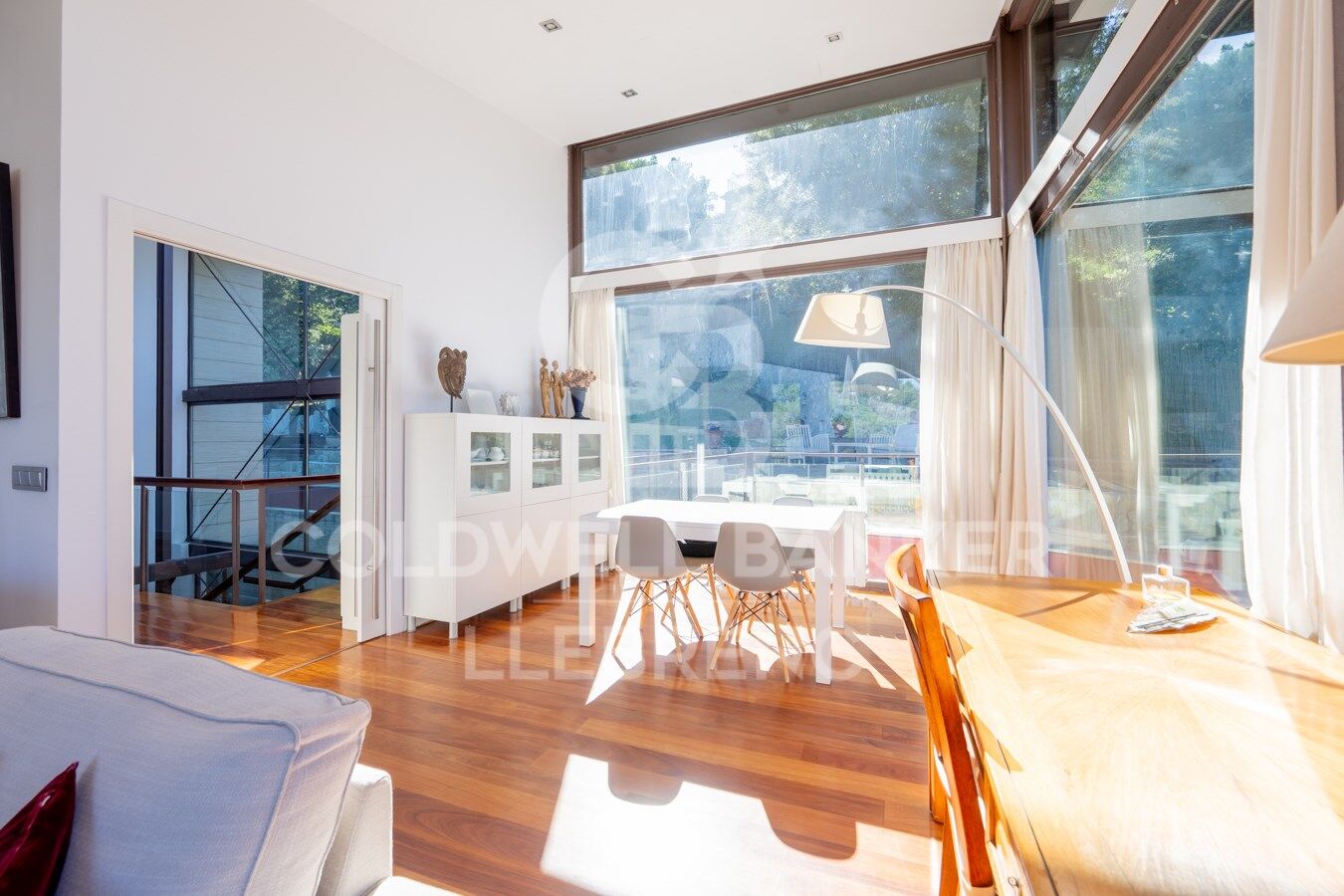 Maison merveilleuse, super lumineuse avec un jardin dans un environnement privilégié