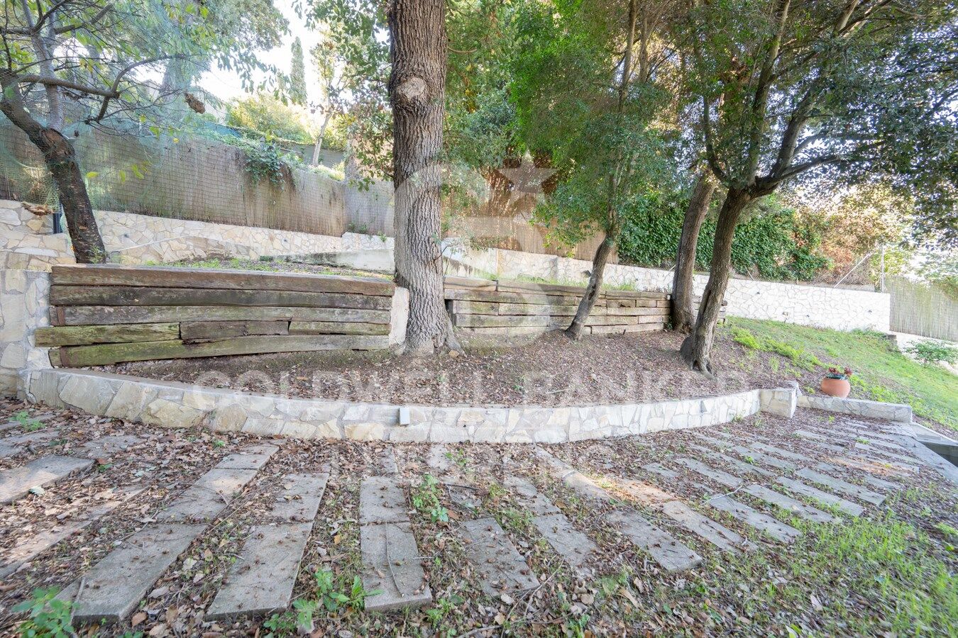 Maison merveilleuse, super lumineuse avec un jardin dans un environnement privilégié