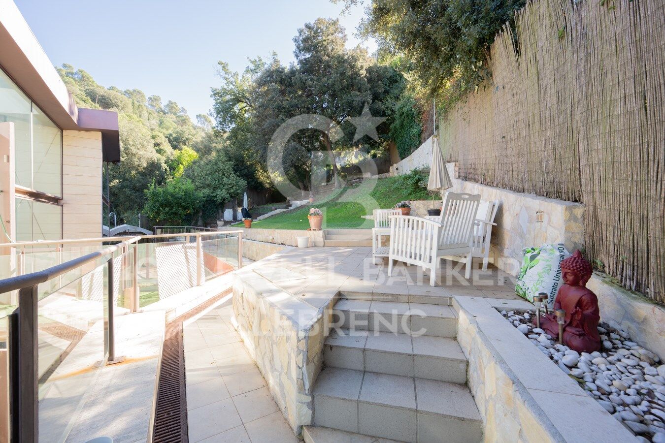 Maison merveilleuse, super lumineuse avec un jardin dans un environnement privilégié