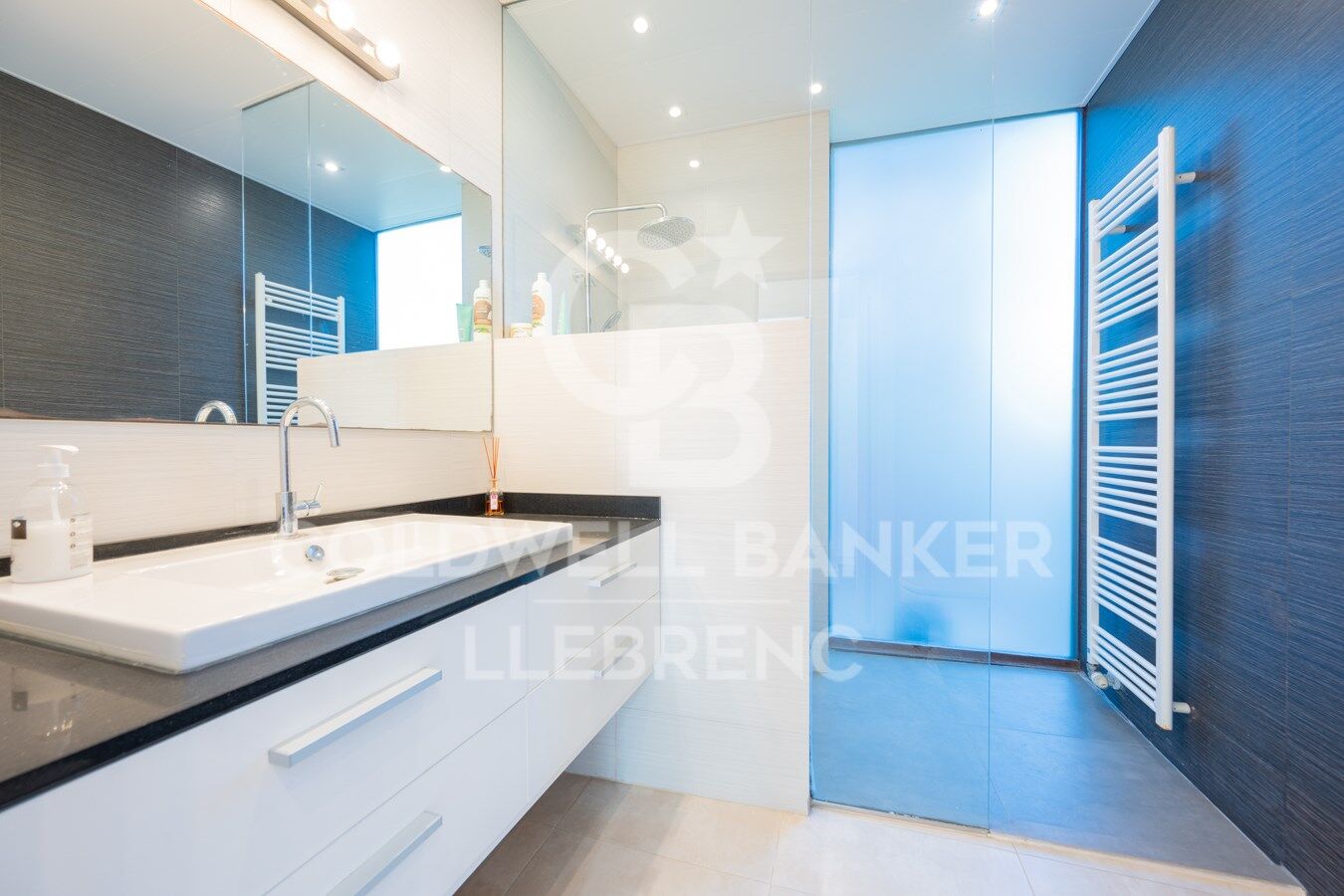 Maison merveilleuse, super lumineuse avec un jardin dans un environnement privilégié