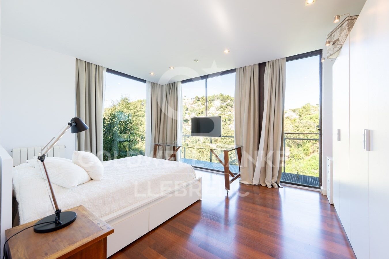 Maison merveilleuse, super lumineuse avec un jardin dans un environnement privilégié