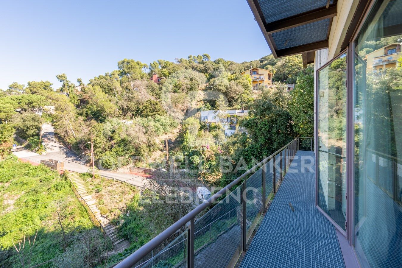 Maison merveilleuse, super lumineuse avec un jardin dans un environnement privilégié