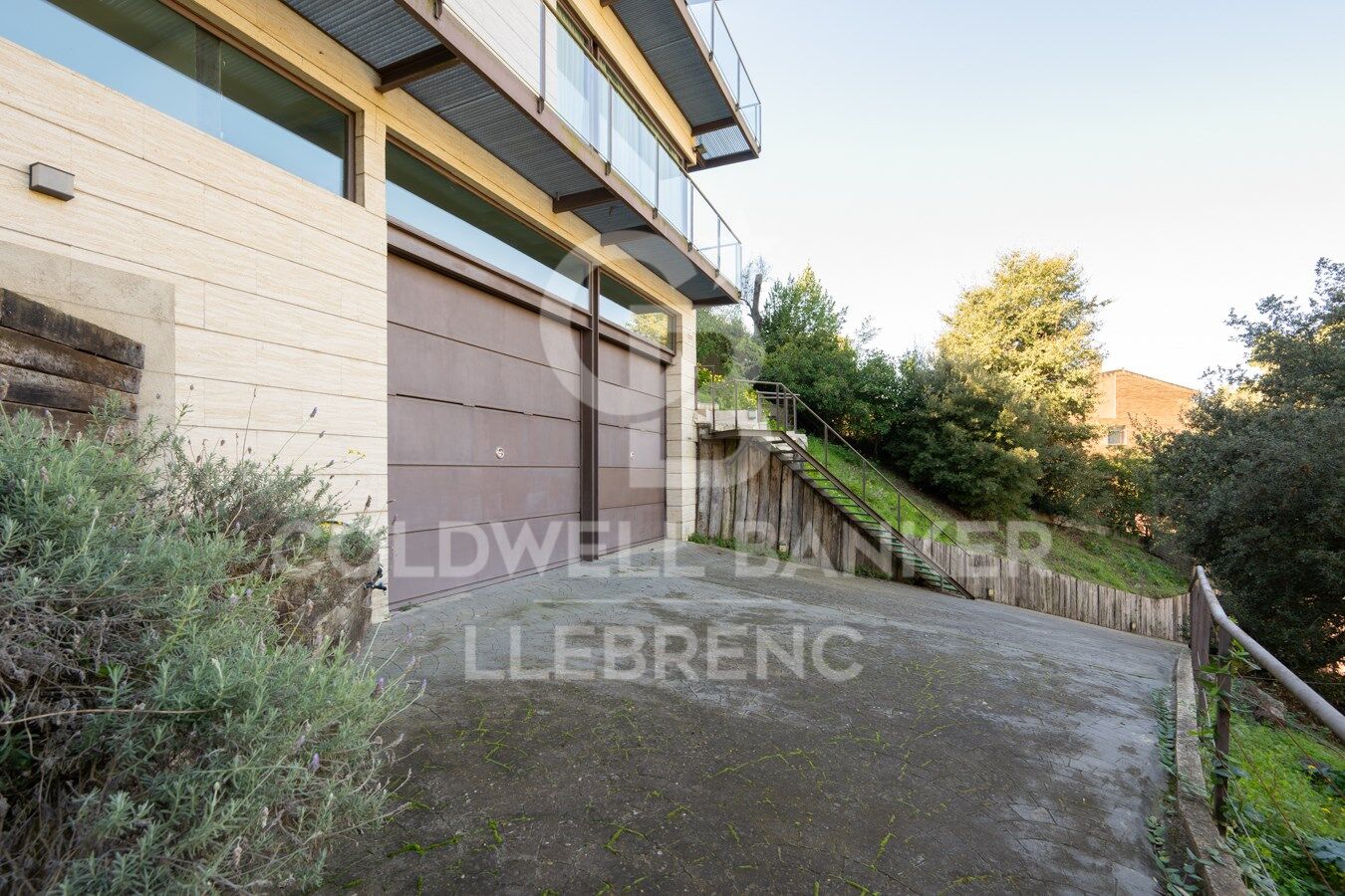 Maison merveilleuse, super lumineuse avec un jardin dans un environnement privilégié