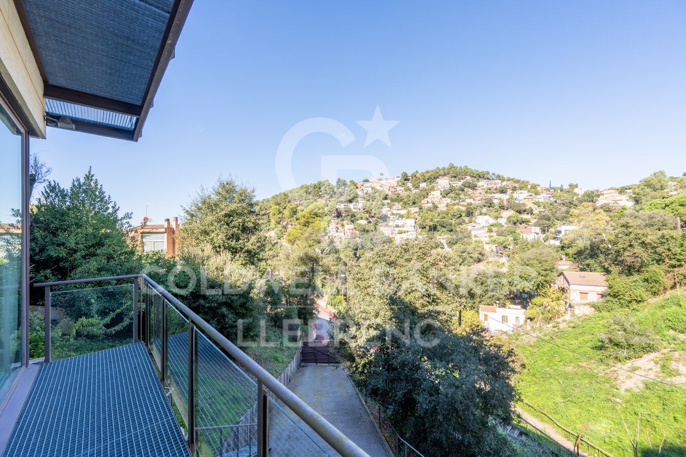 Maison merveilleuse, super lumineuse avec un jardin dans un environnement privilégié