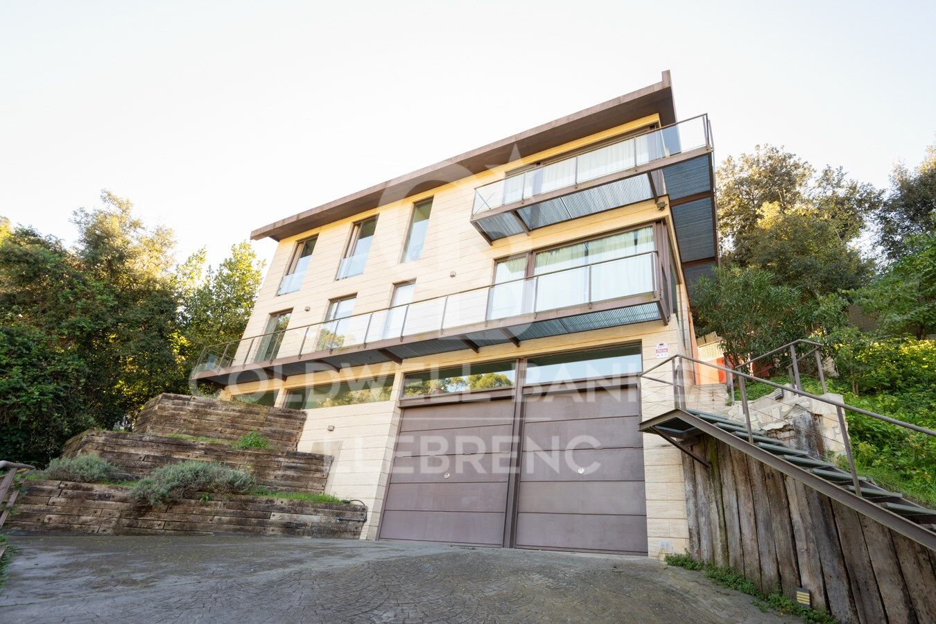Maison merveilleuse, super lumineuse avec un jardin dans un environnement privilégié