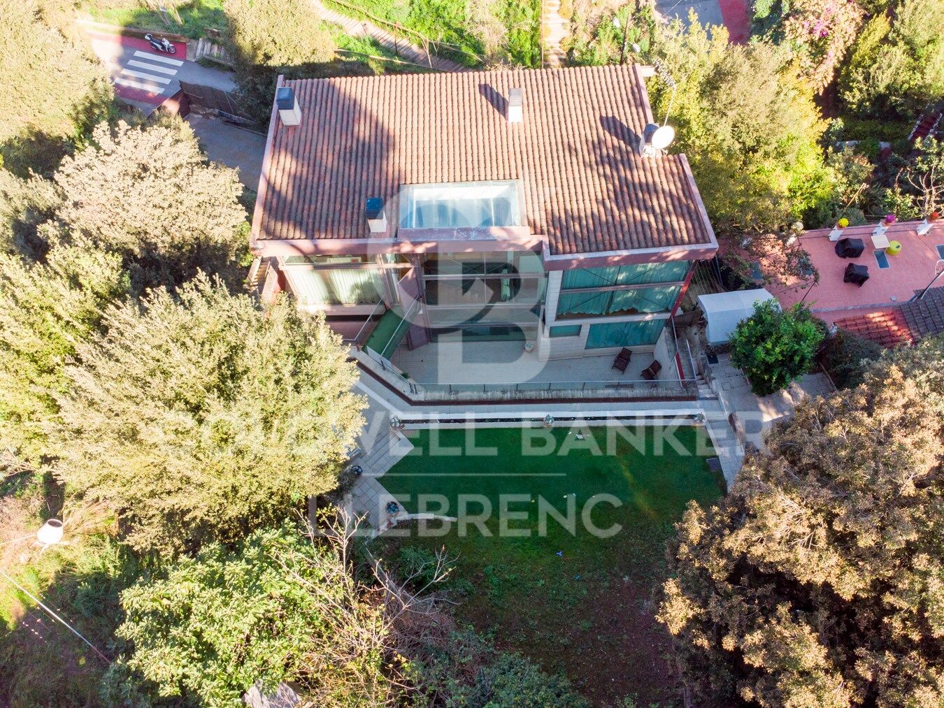 Maison merveilleuse, super lumineuse avec un jardin dans un environnement privilégié