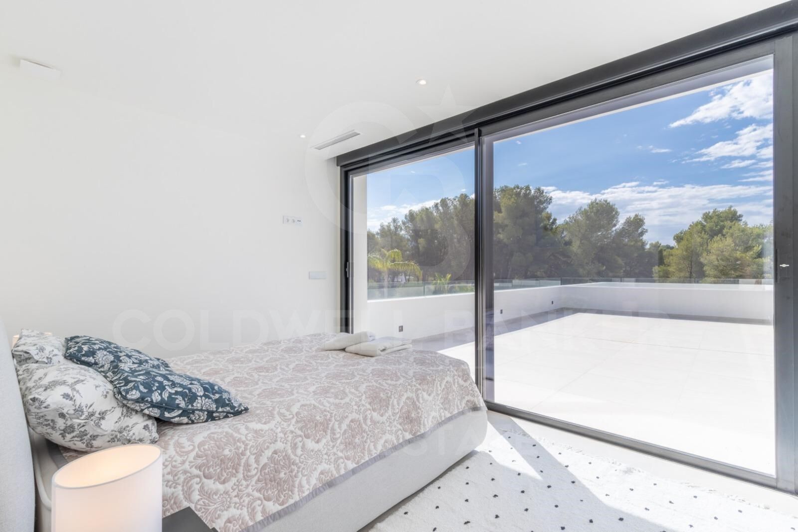 Elegante villa de lujo disponible para alquiler anual en la Urbanización La Cala, Jávea