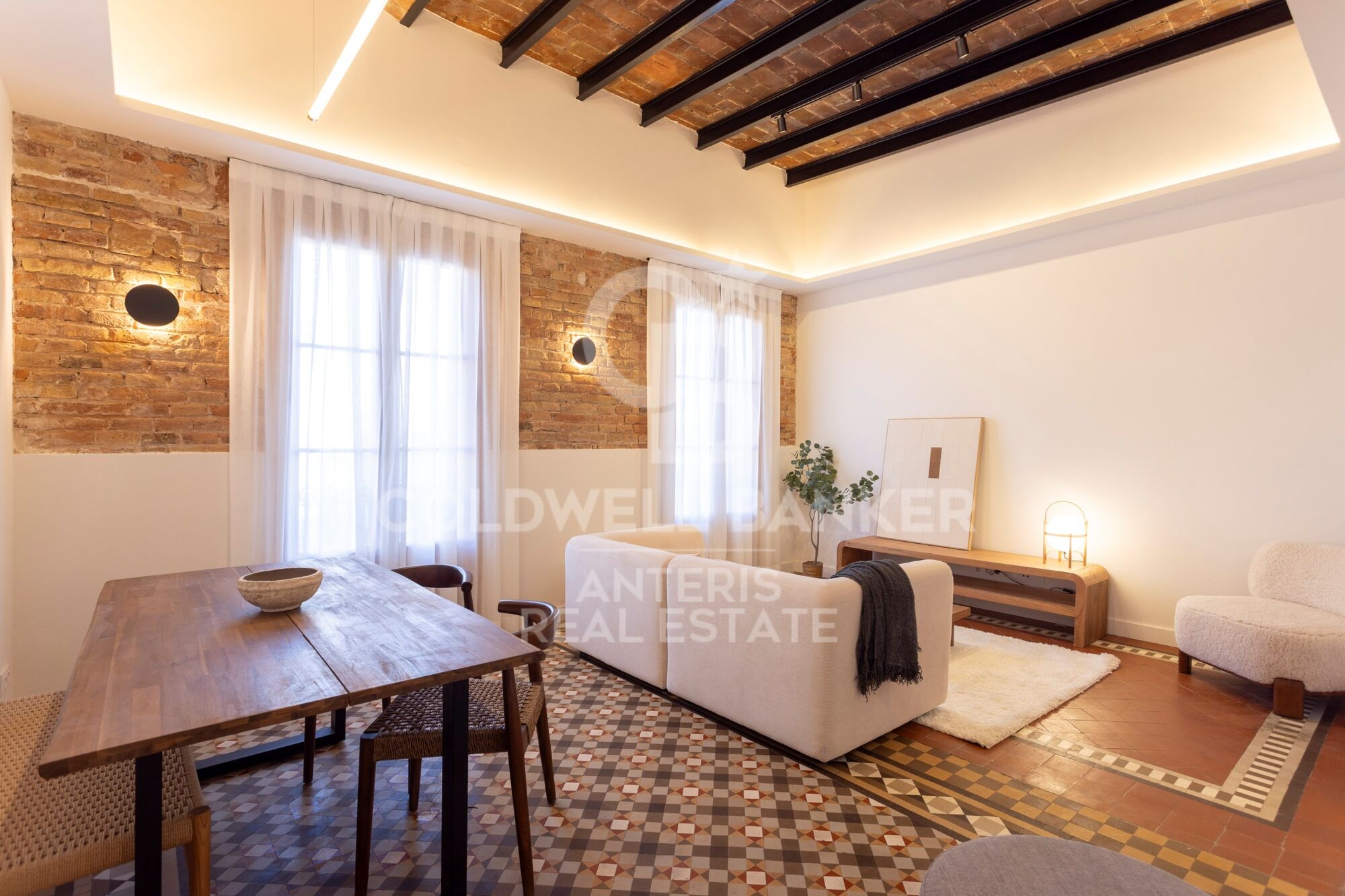 Fully renovated top floor apartment in Quadrat d'or