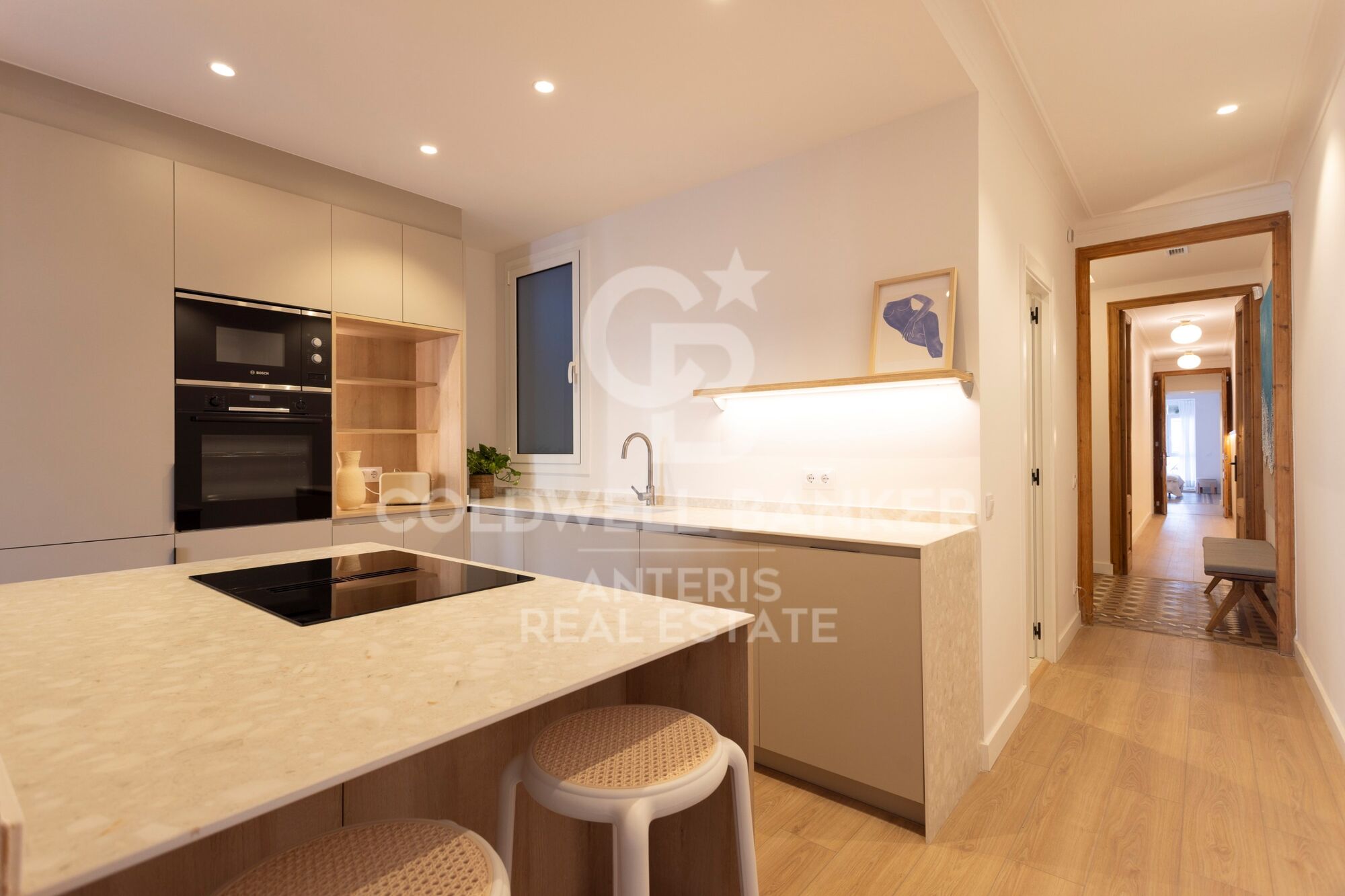 Fully renovated top floor apartment in Quadrat d'or