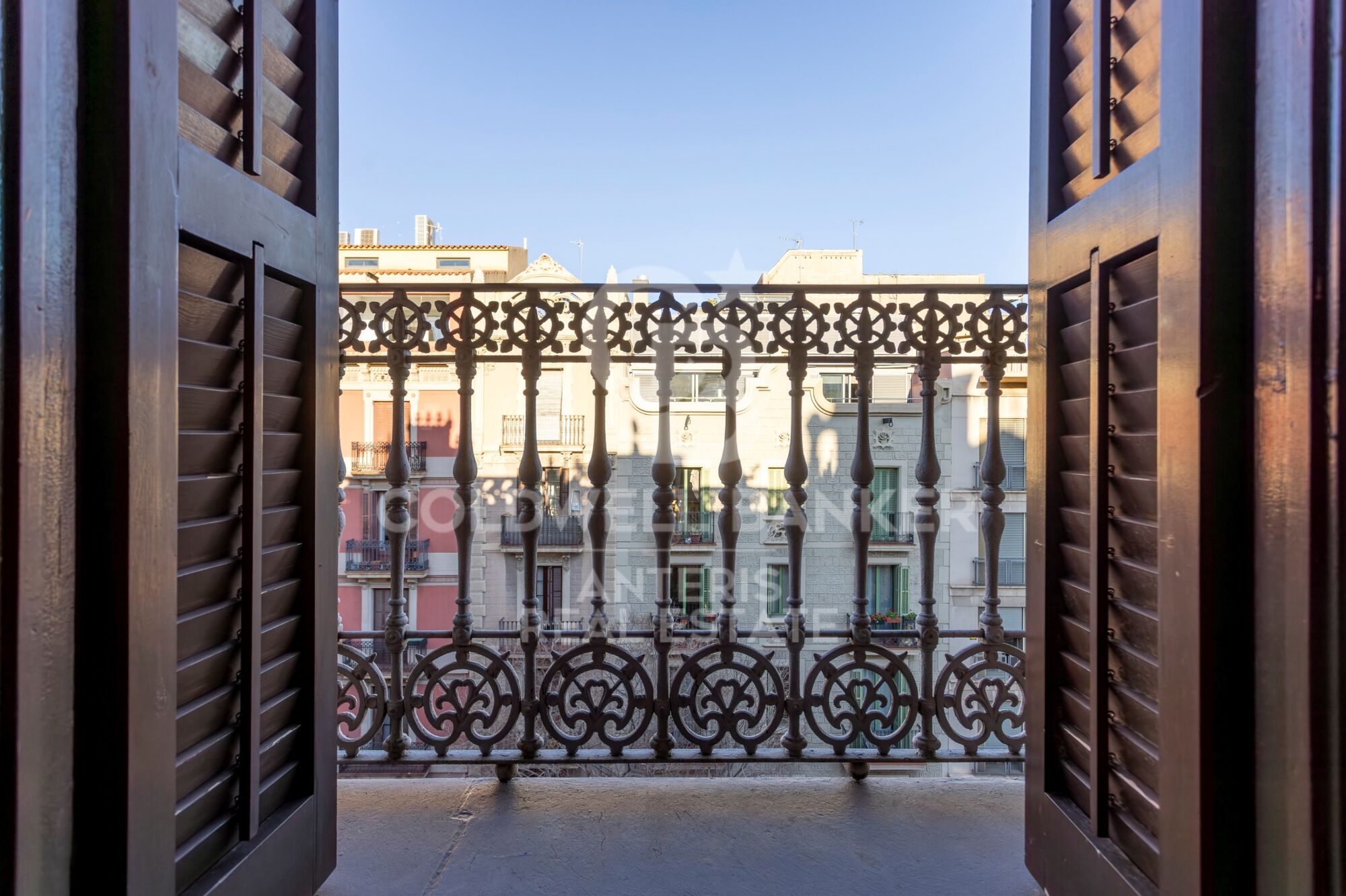 Fully renovated top floor apartment in Quadrat d'or