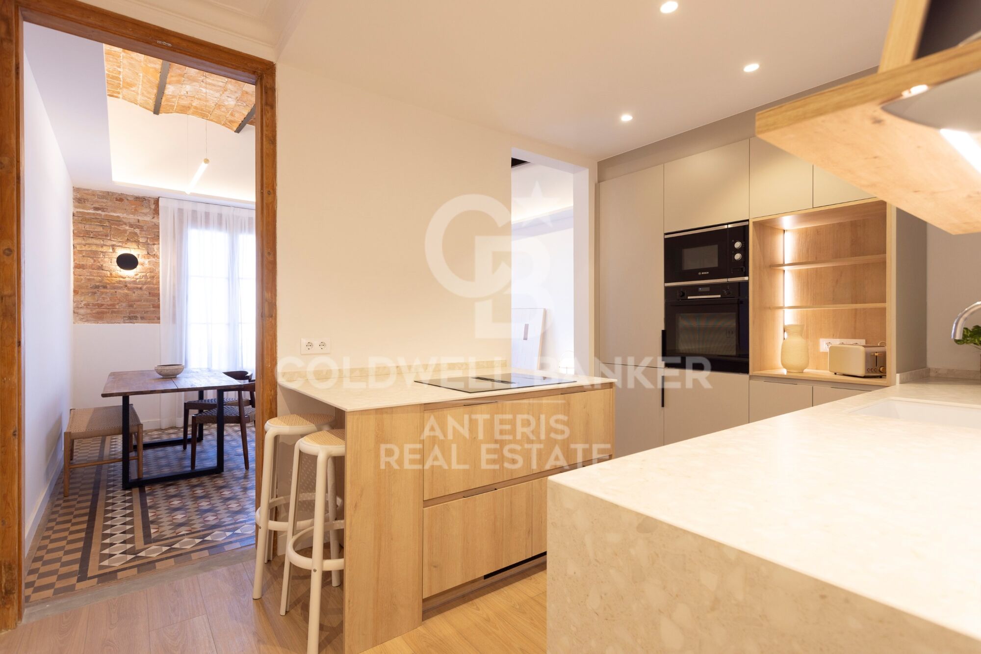 Fully renovated top floor apartment in Quadrat d'or