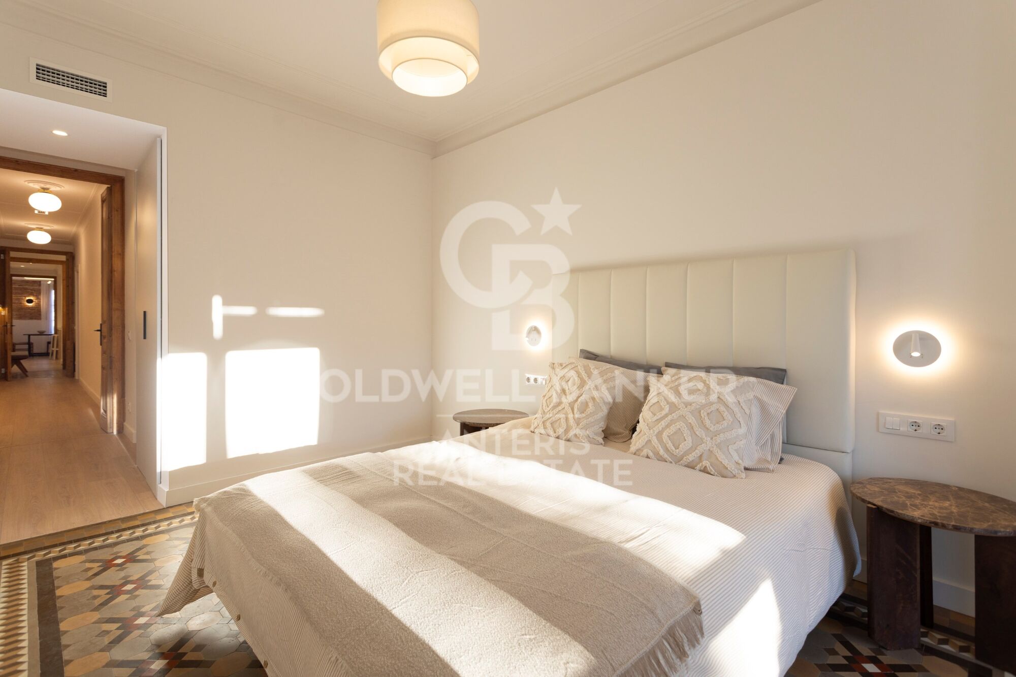 Fully renovated top floor apartment in Quadrat d'or