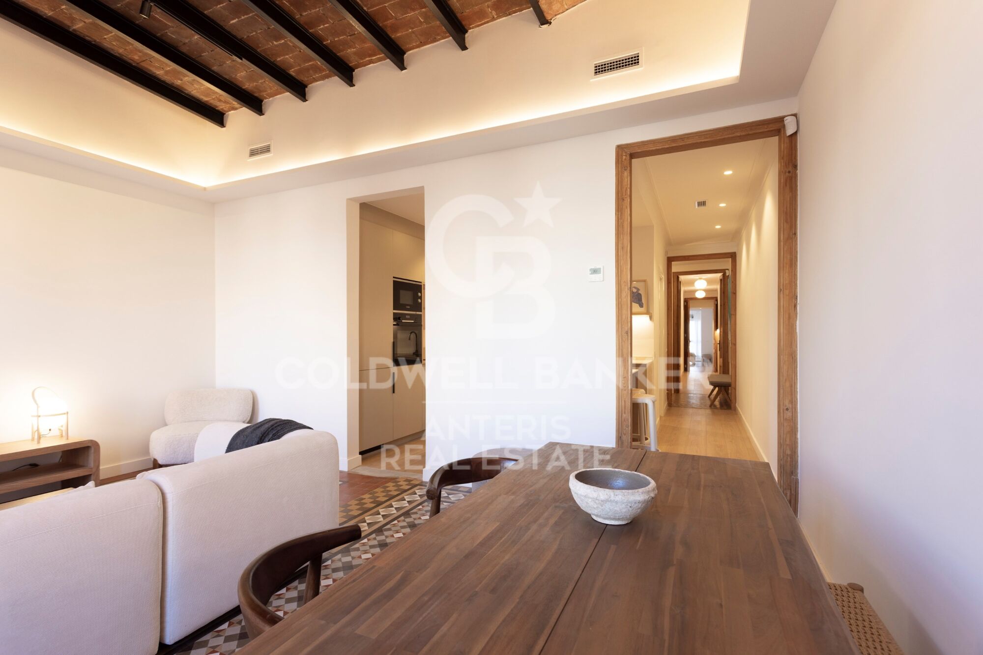 Fully renovated top floor apartment in Quadrat d'or