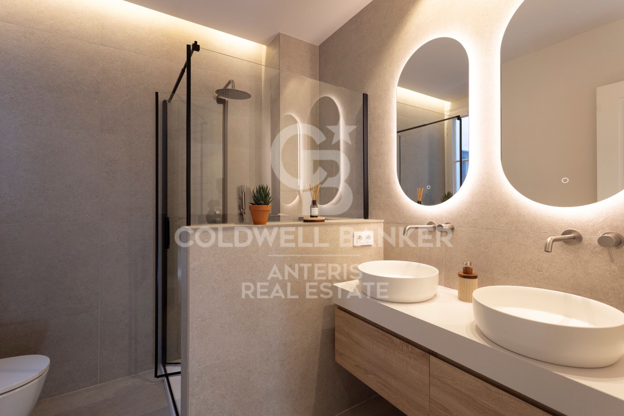 Fully renovated top floor apartment in Quadrat d'or