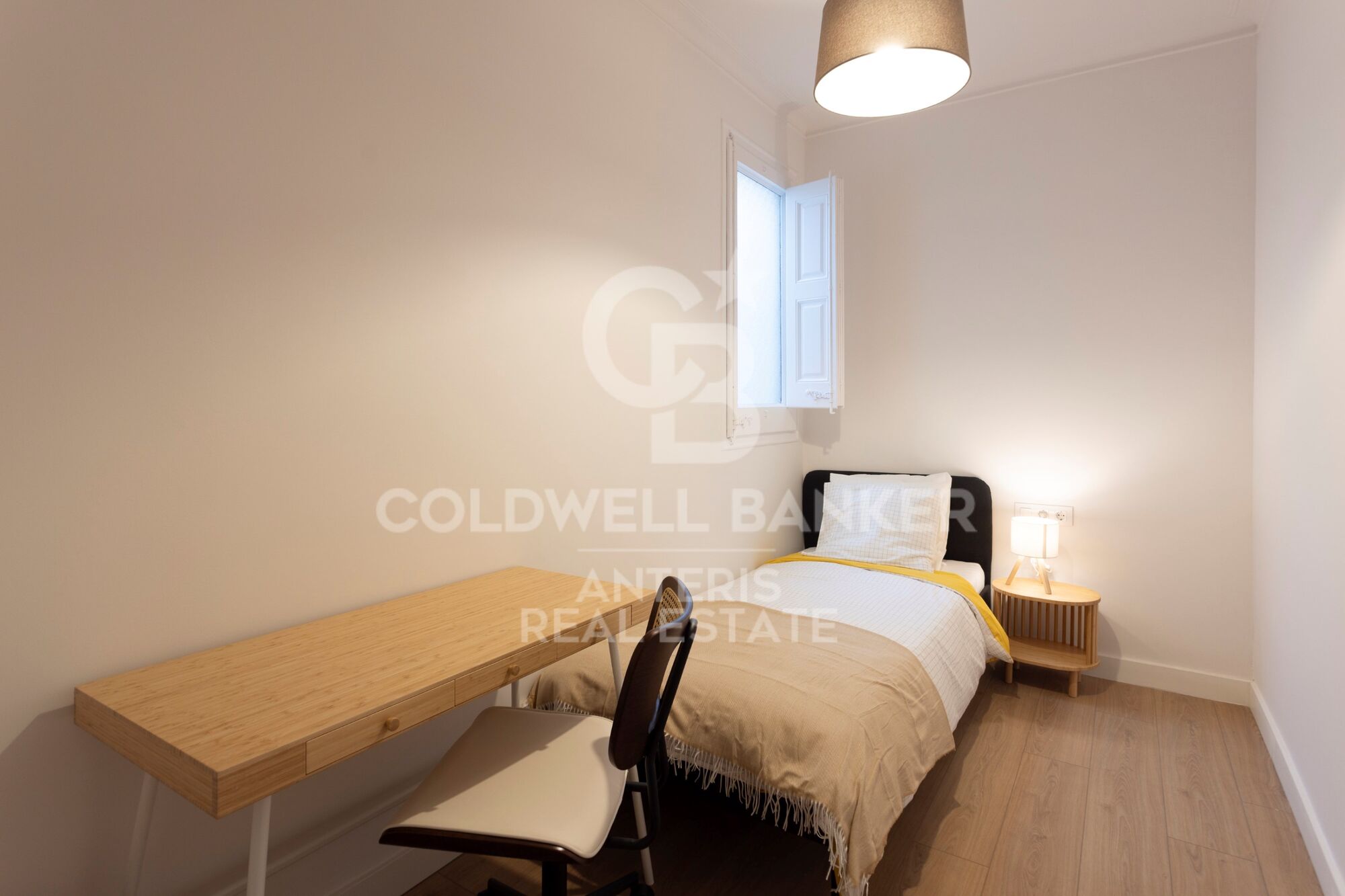 Fully renovated top floor apartment in Quadrat d'or
