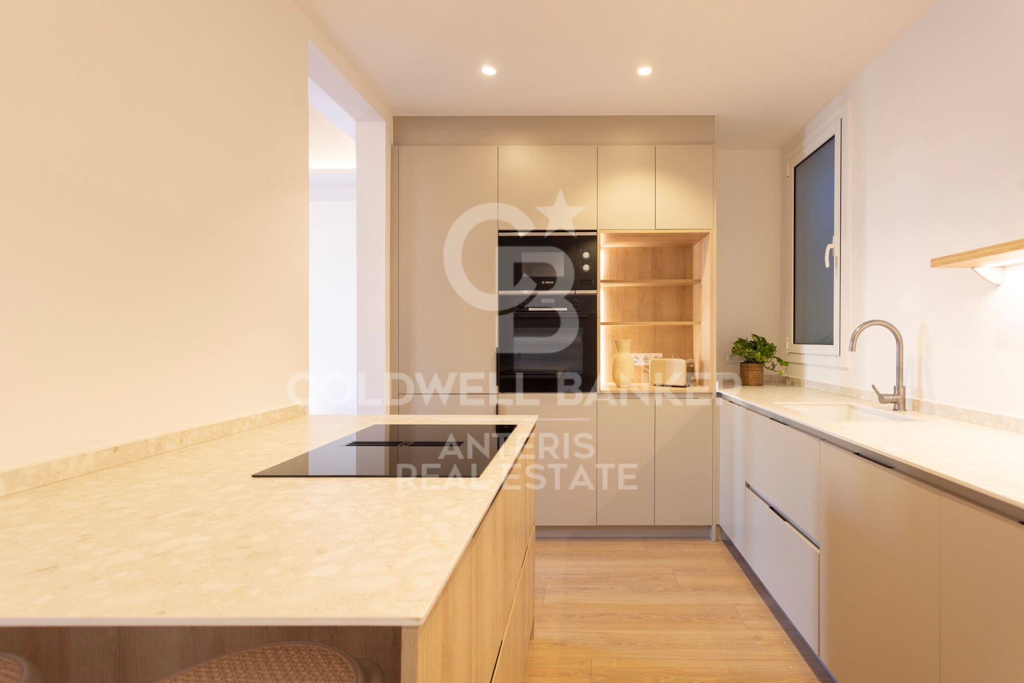 Fully renovated top floor apartment in Quadrat d'or