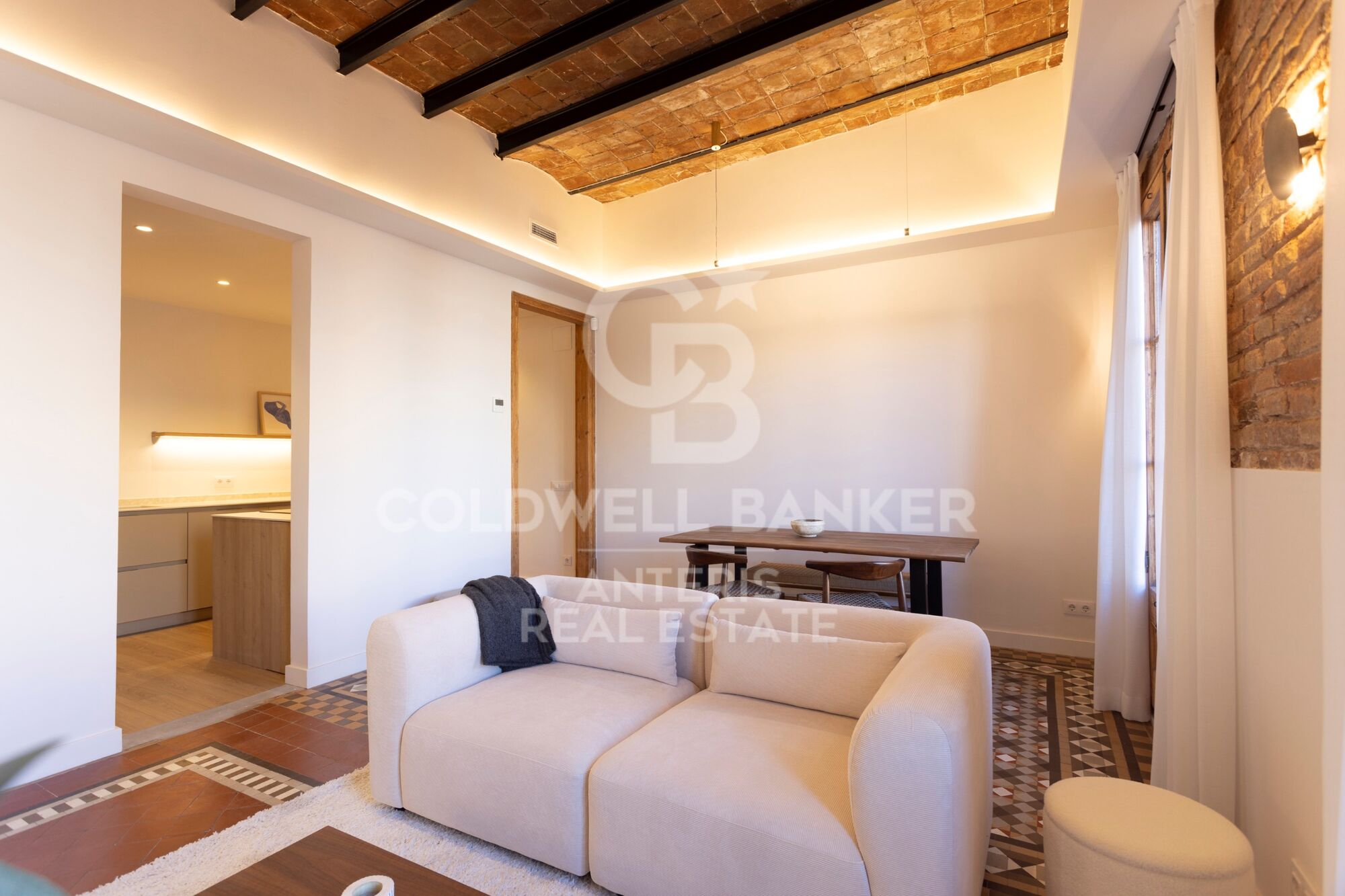 Fully renovated top floor apartment in Quadrat d'or