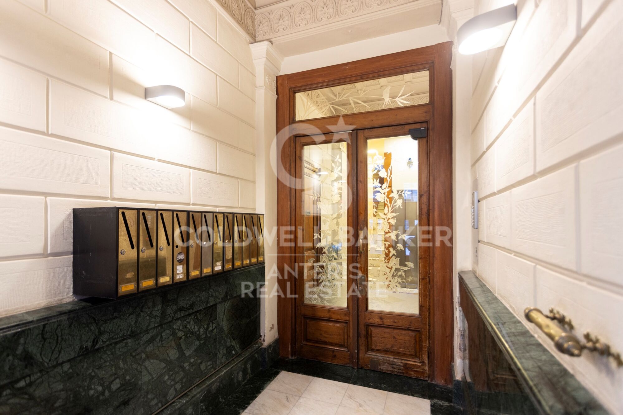 Fully renovated top floor apartment in Quadrat d'or