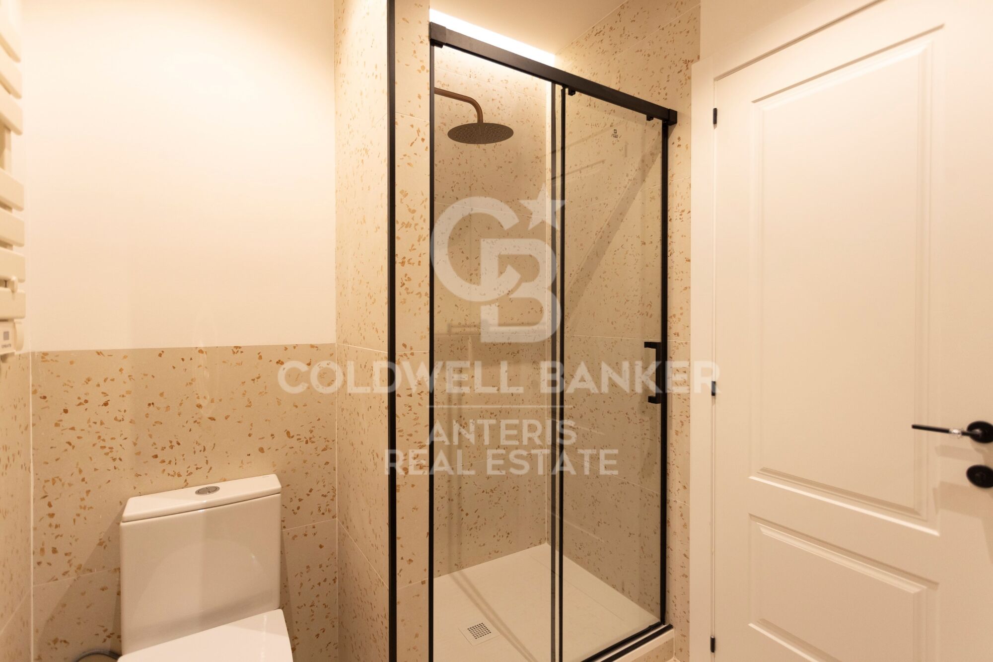Fully renovated top floor apartment in Quadrat d'or