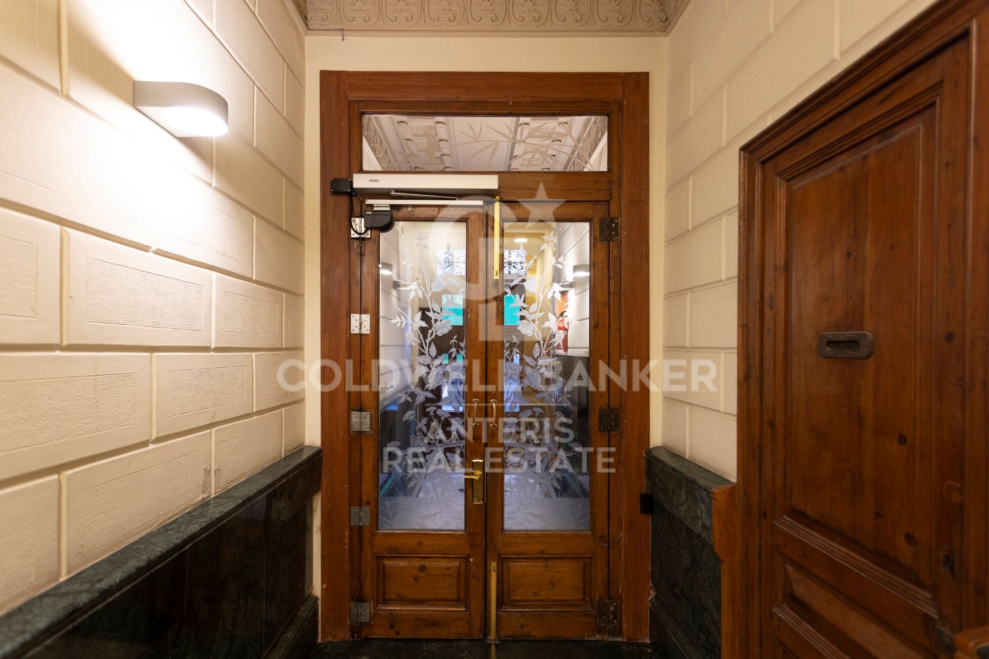 Fully renovated top floor apartment in Quadrat d'or