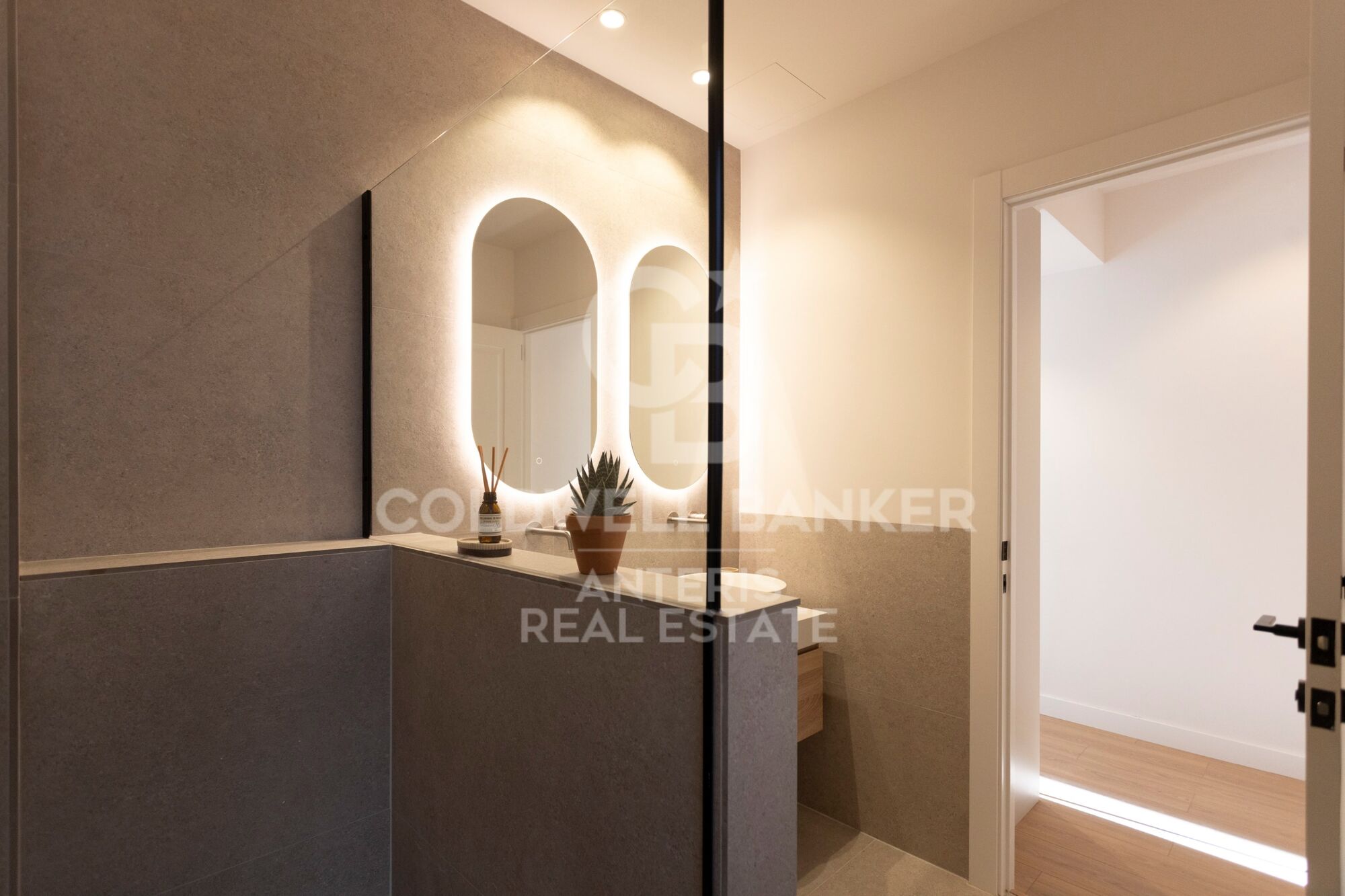 Fully renovated top floor apartment in Quadrat d'or