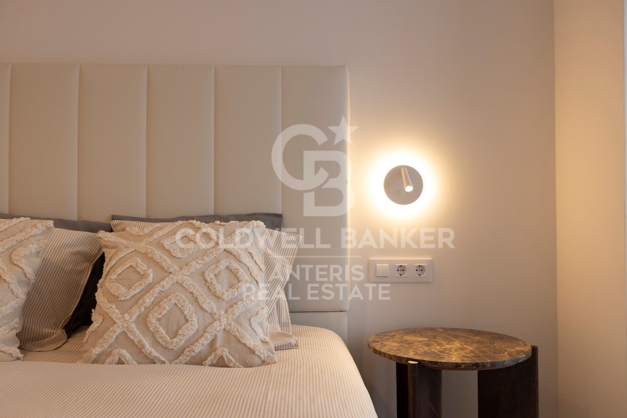 Fully renovated top floor apartment in Quadrat d'or