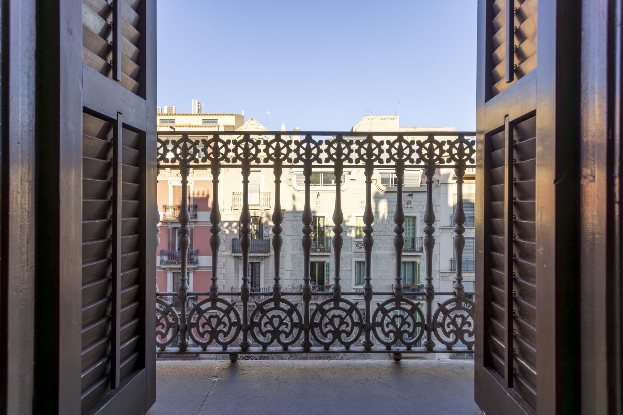 Fully renovated top floor apartment in Quadrat d'or