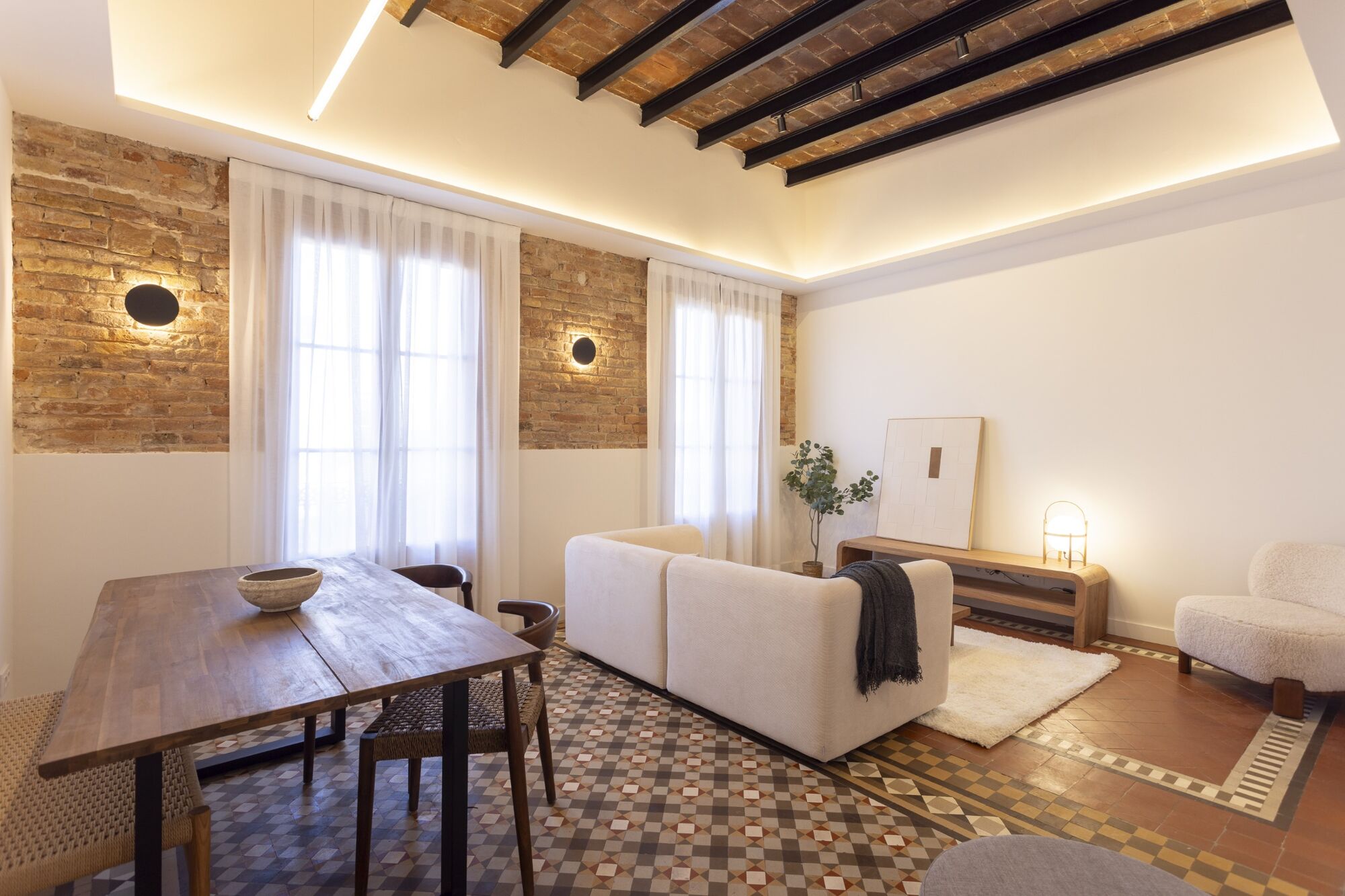 Fully renovated top floor apartment in Quadrat d'or