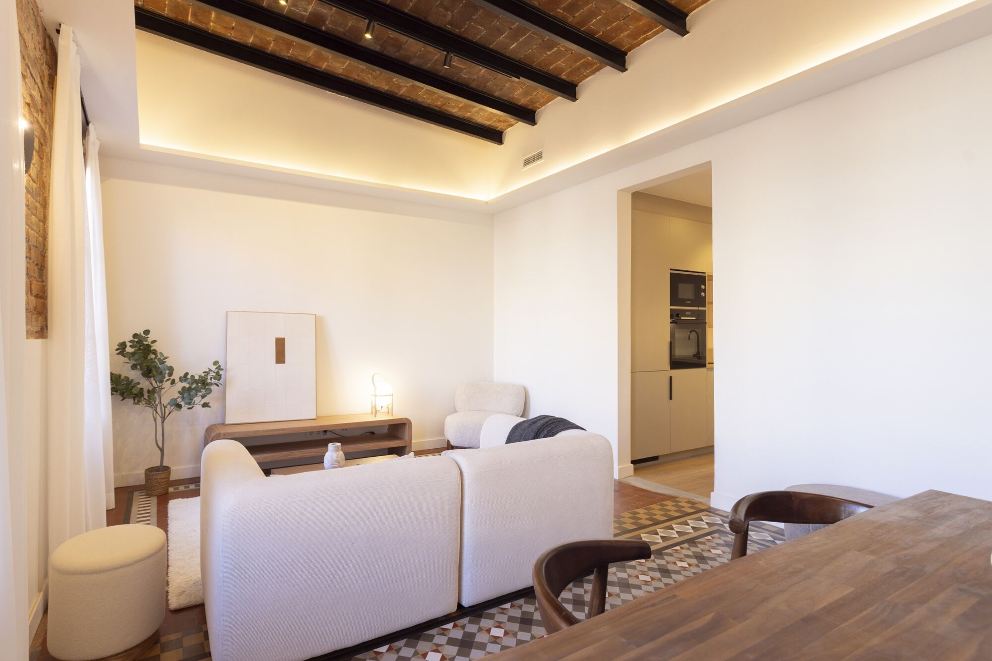 Fully renovated top floor apartment in Quadrat d'or
