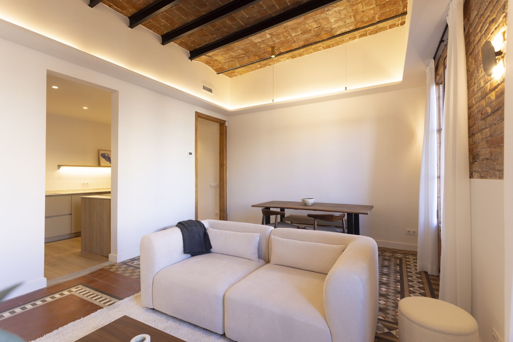 Fully renovated top floor apartment in Quadrat d'or