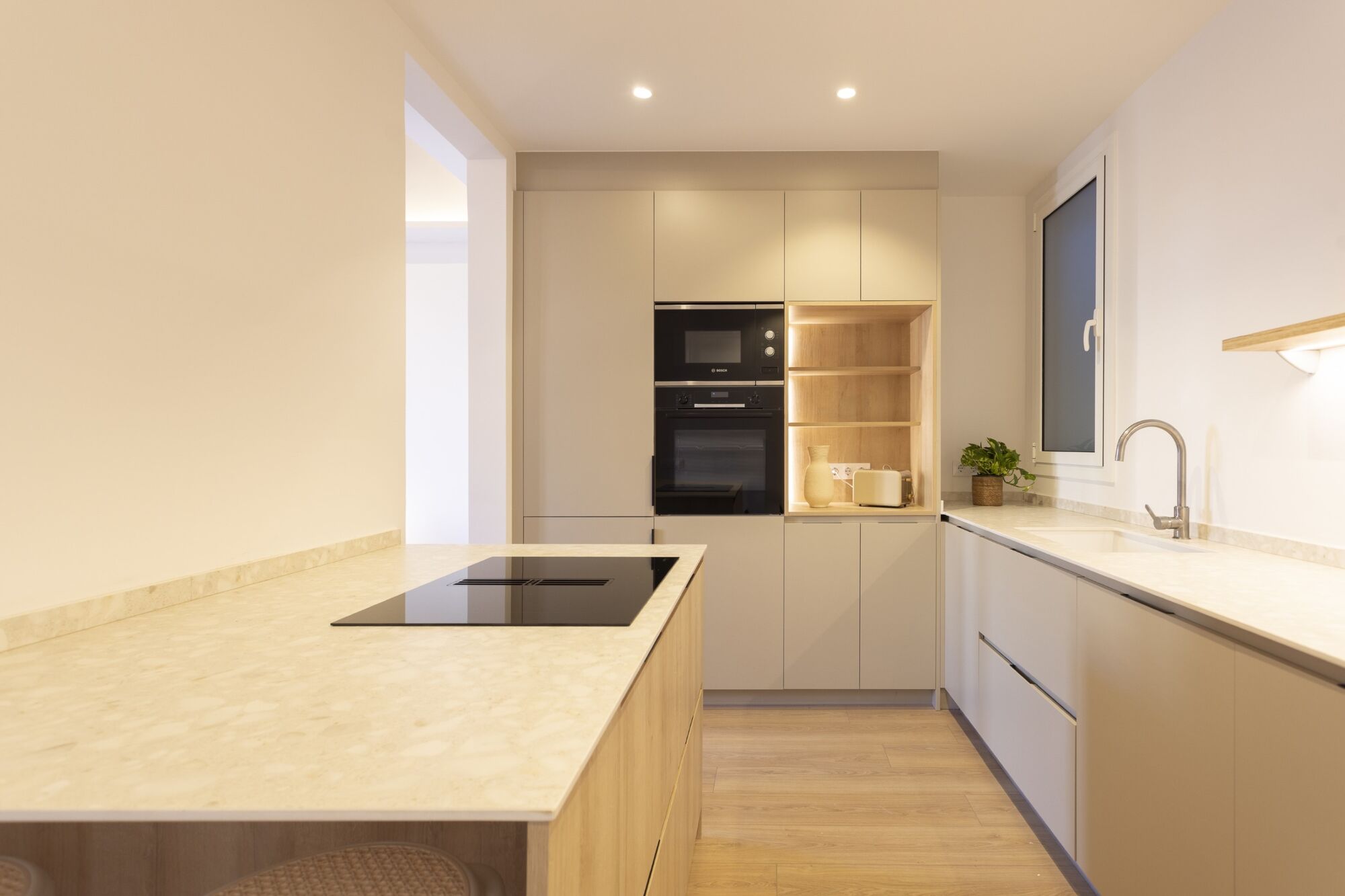 Fully renovated top floor apartment in Quadrat d'or