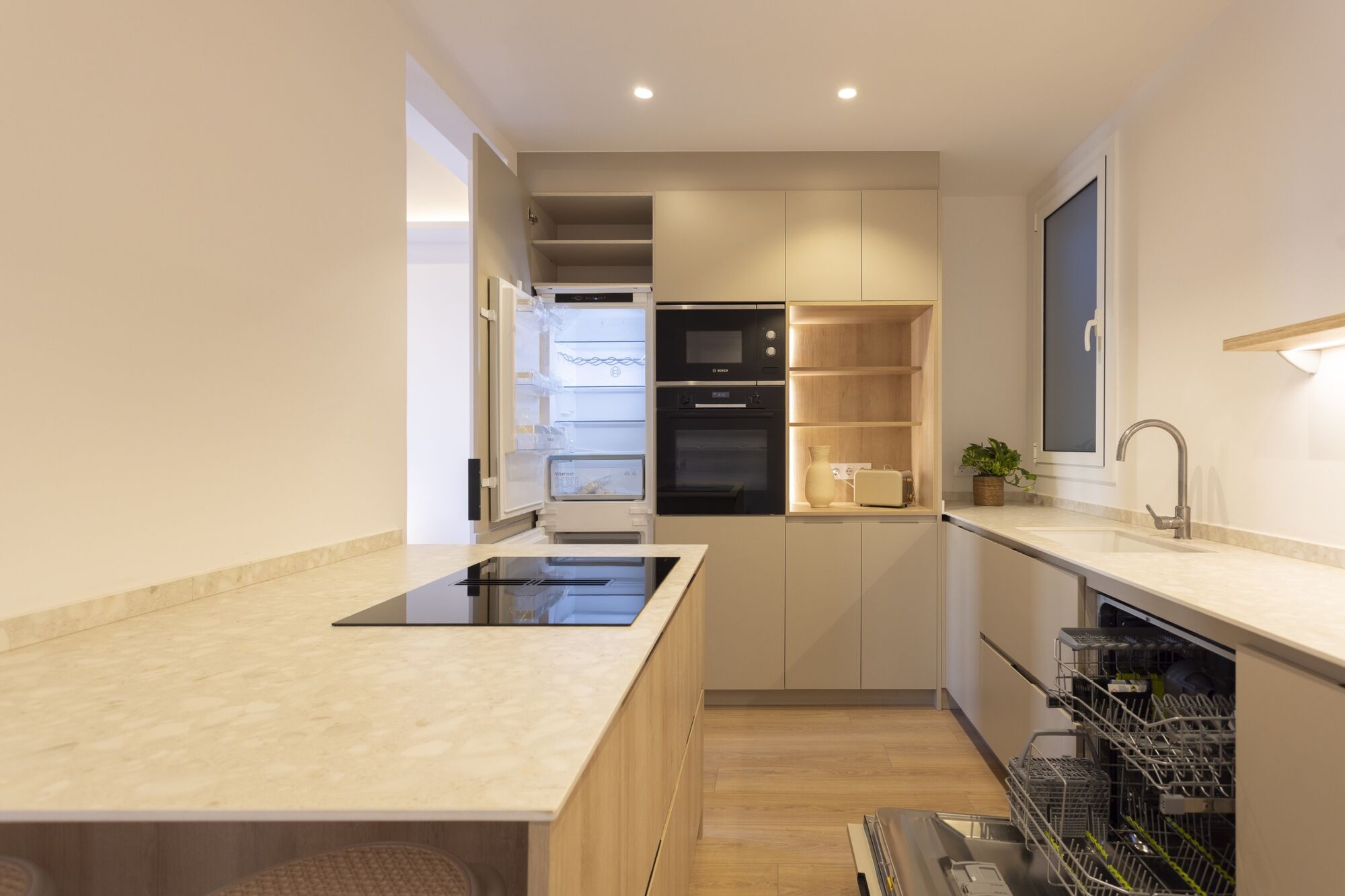 Fully renovated top floor apartment in Quadrat d'or