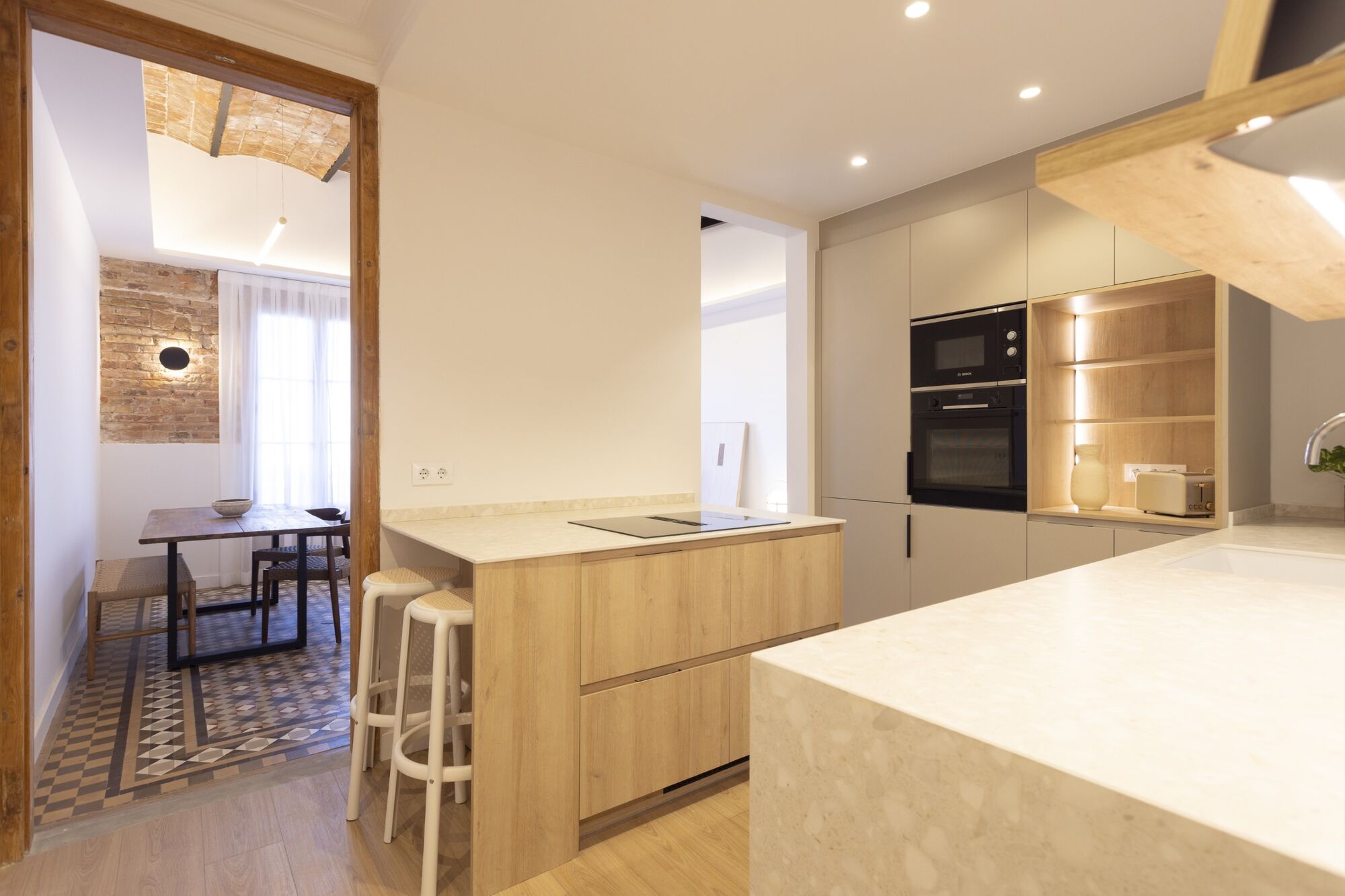 Fully renovated top floor apartment in Quadrat d'or