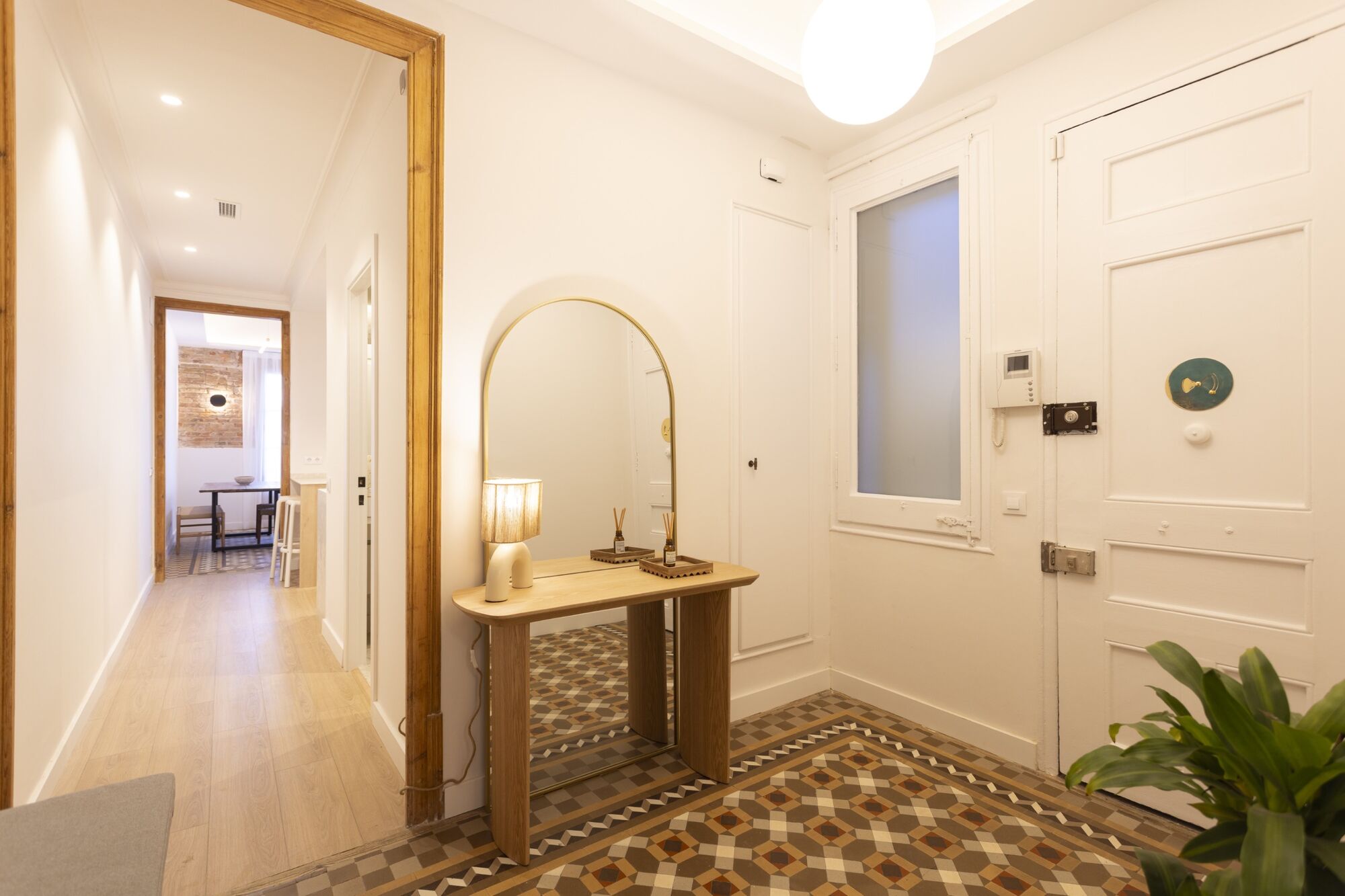 Fully renovated top floor apartment in Quadrat d'or