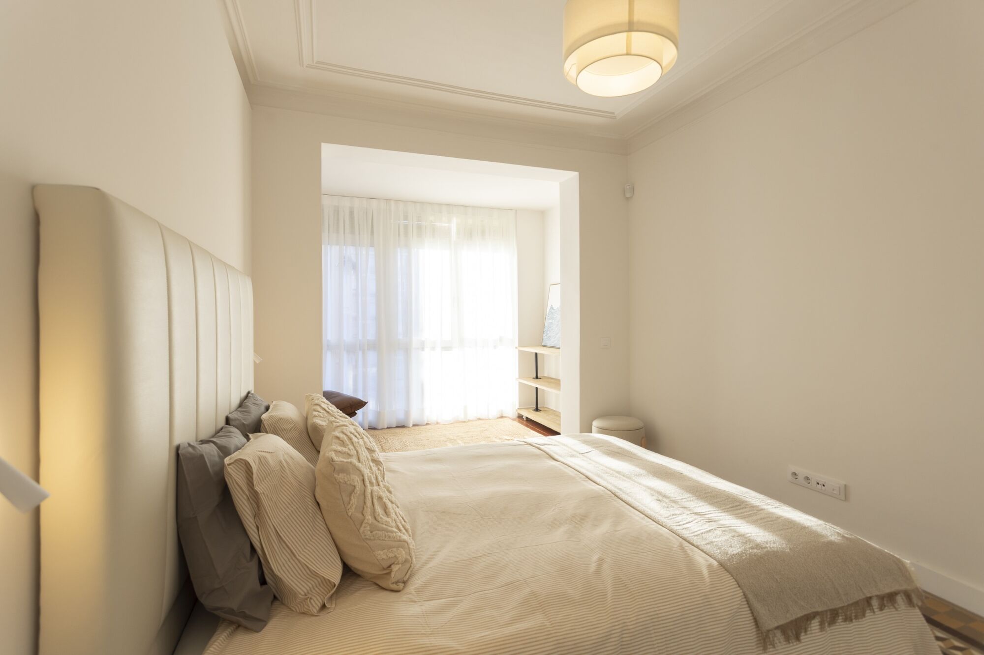 Fully renovated top floor apartment in Quadrat d'or