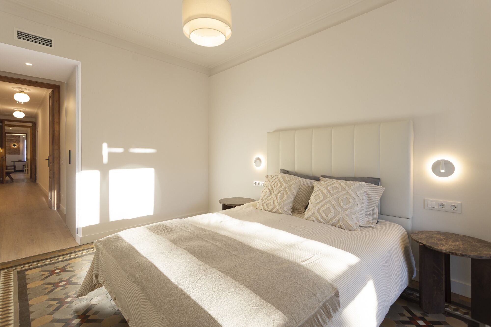 Fully renovated top floor apartment in Quadrat d'or