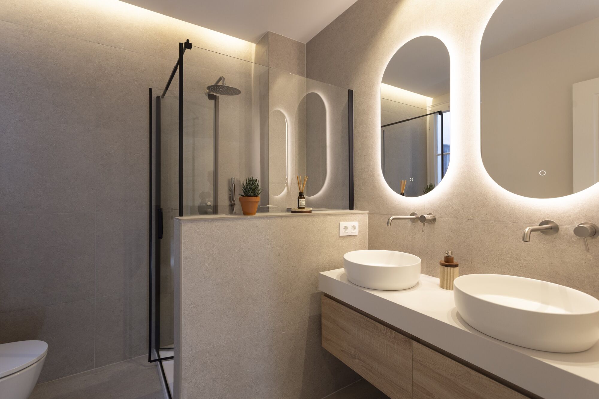 Fully renovated top floor apartment in Quadrat d'or