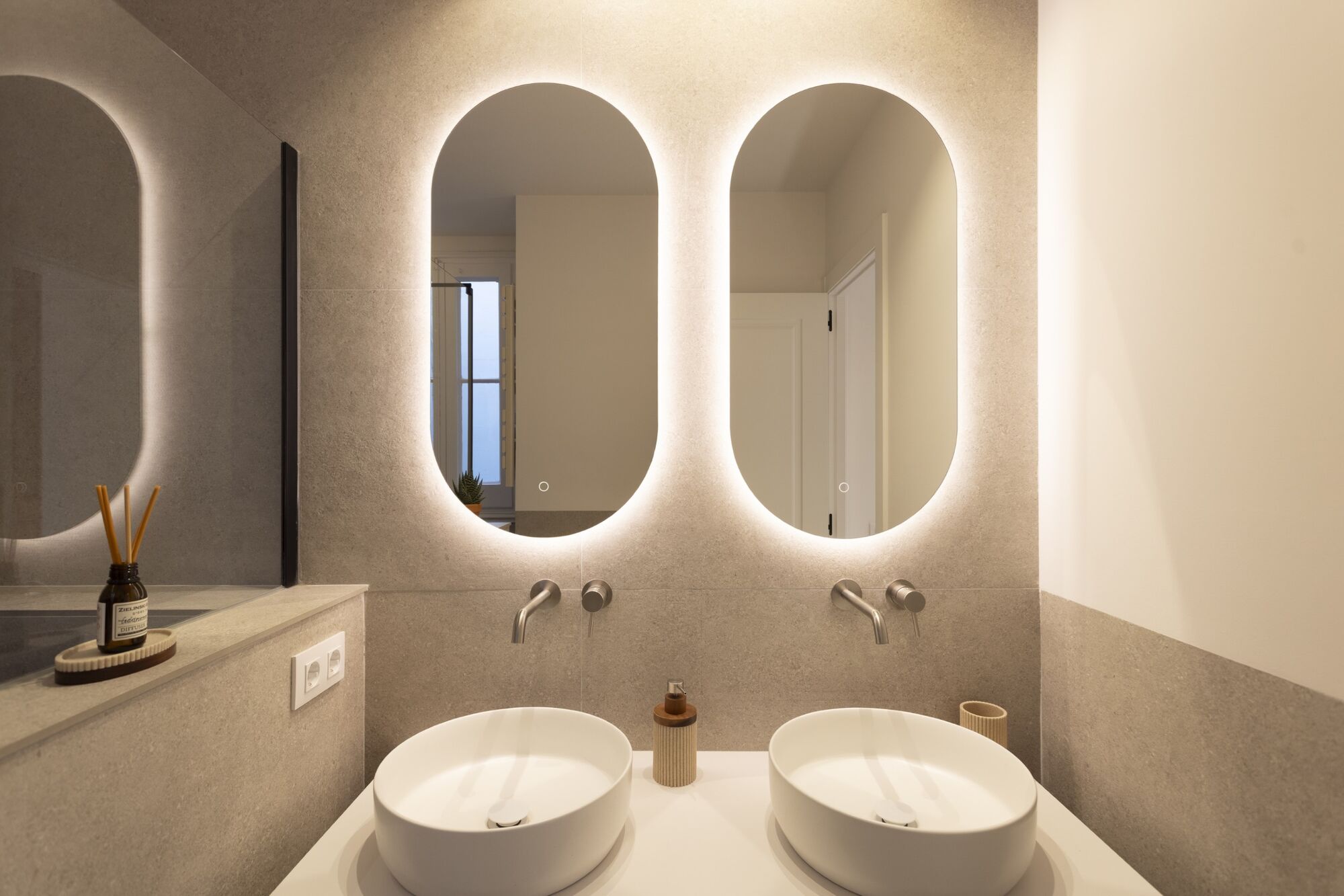 Fully renovated top floor apartment in Quadrat d'or