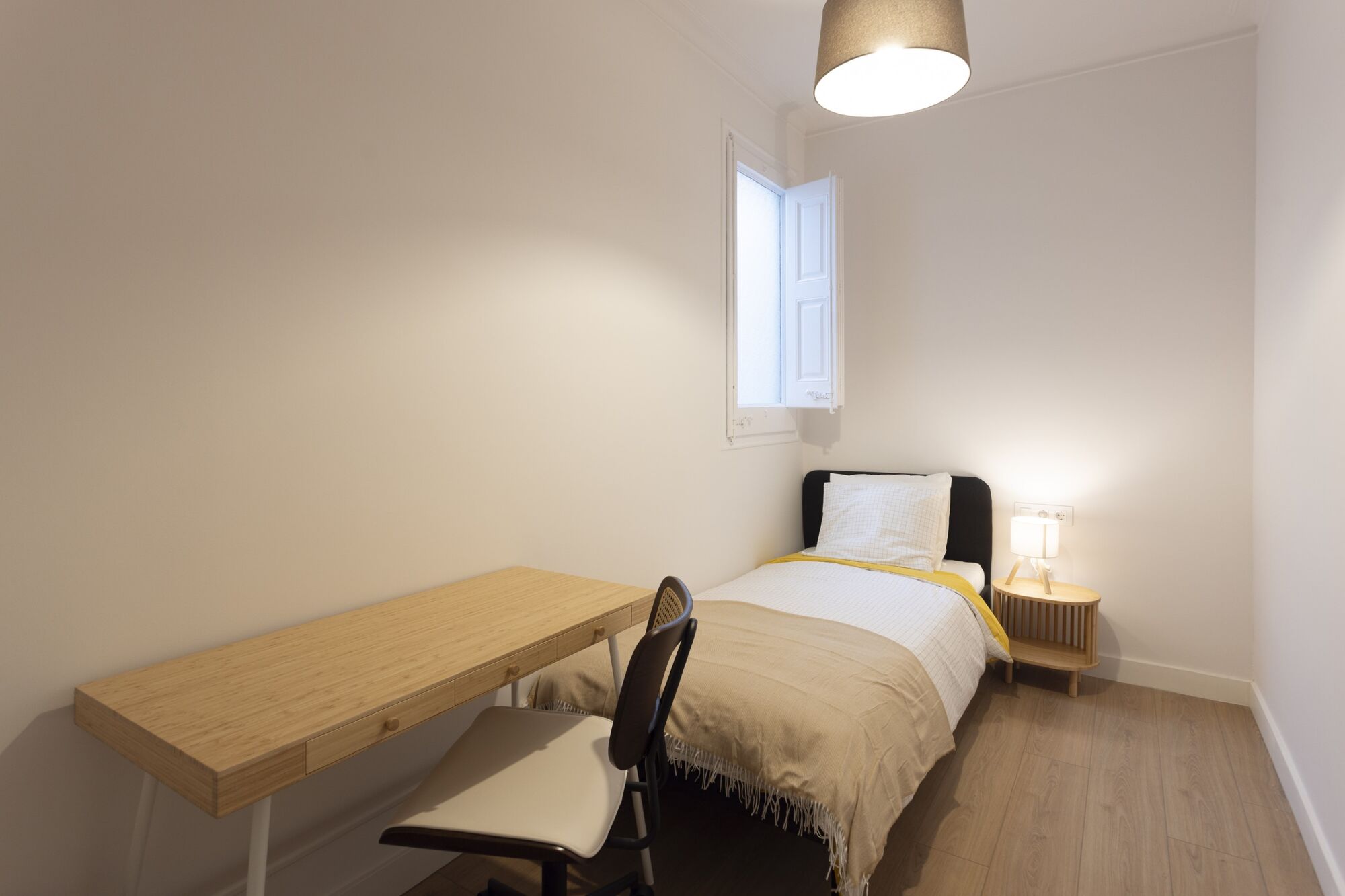 Fully renovated top floor apartment in Quadrat d'or