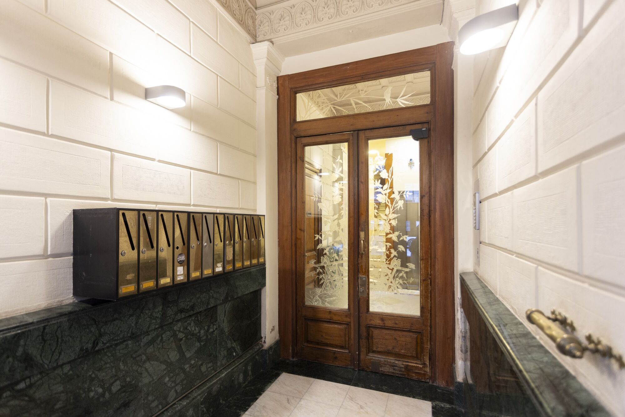 Fully renovated top floor apartment in Quadrat d'or