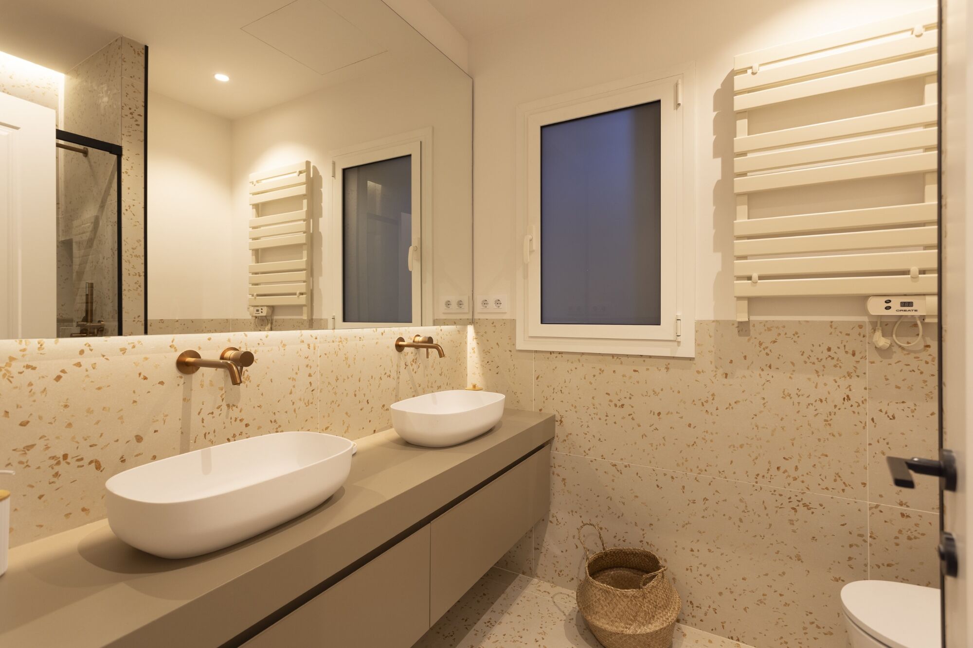 Fully renovated top floor apartment in Quadrat d'or