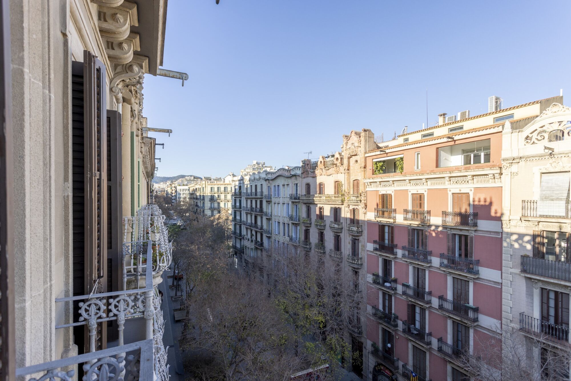 Fully renovated top floor apartment in Quadrat d'or